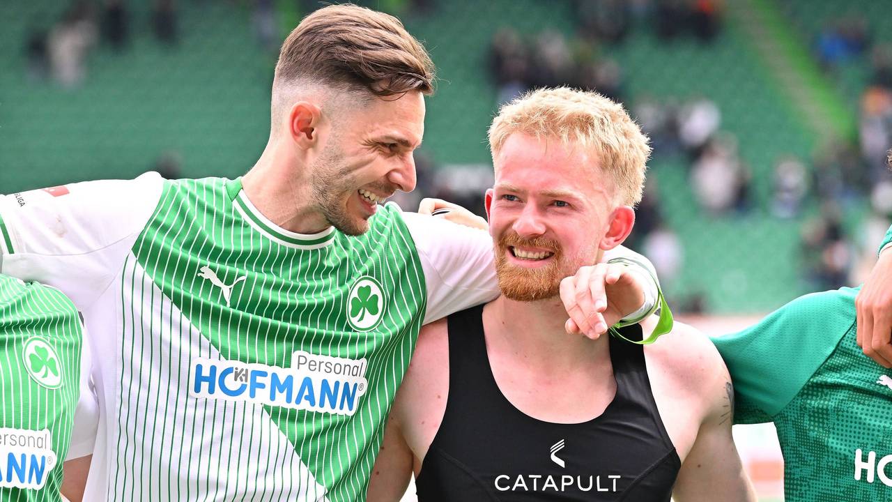 Jomaine Consbruch (r.) und Branimir Hrgota freuen sich nach einem Spiel.