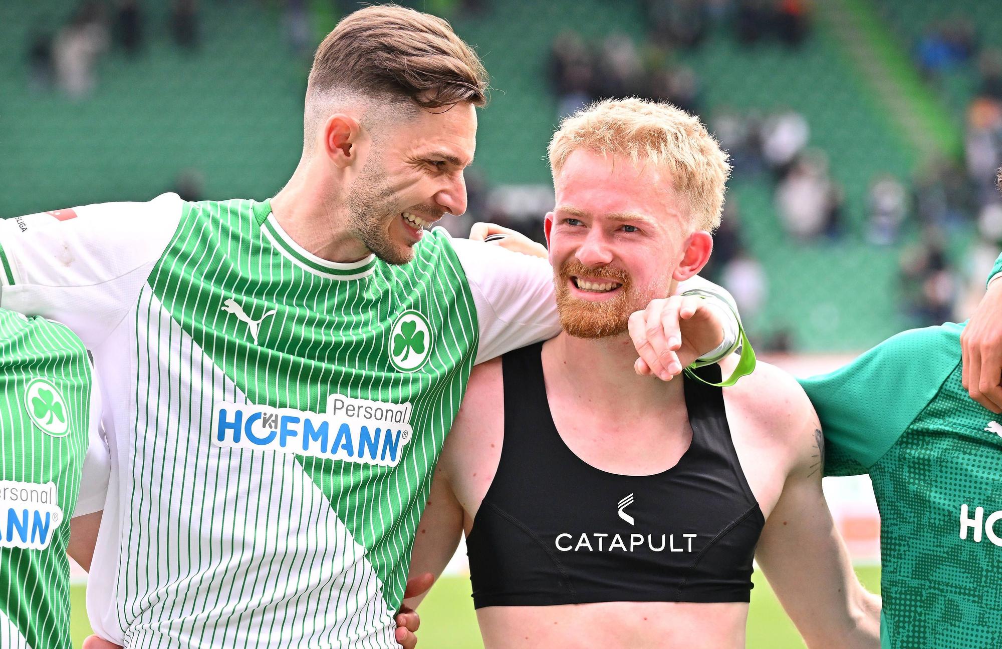 Jomaine Consbruch (r.) und Branimir Hrgota freuen sich nach einem Spiel.