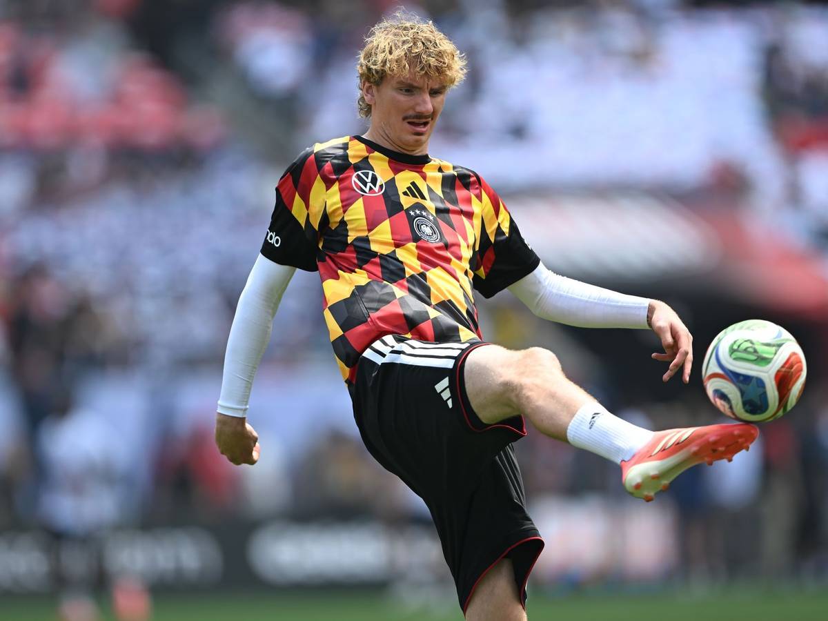 Die DFB-Spieler um Nick Woltemade wärmten sich in auffälligen Shirts auf.