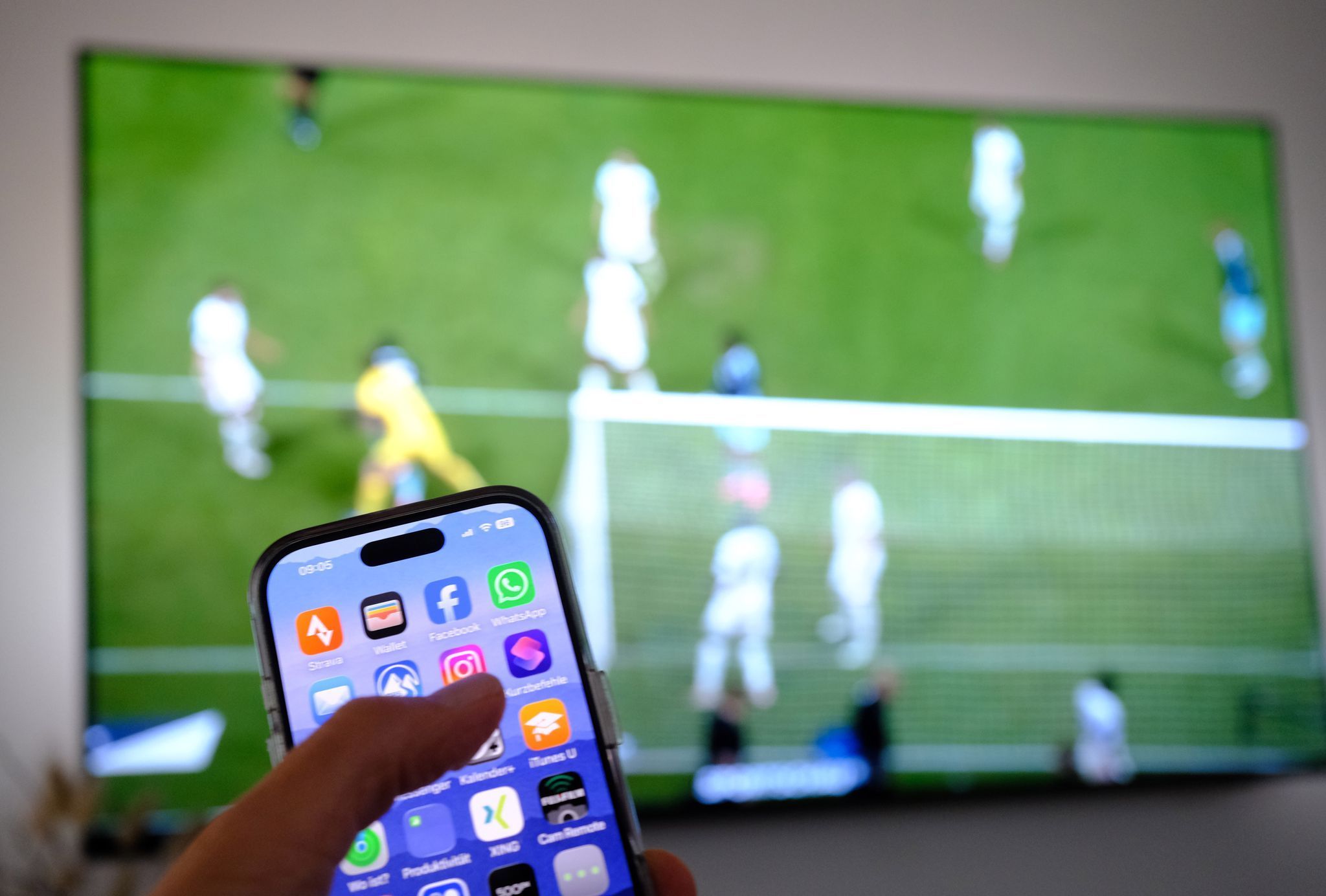 Smartphone-Daddeln beim Fernsehen