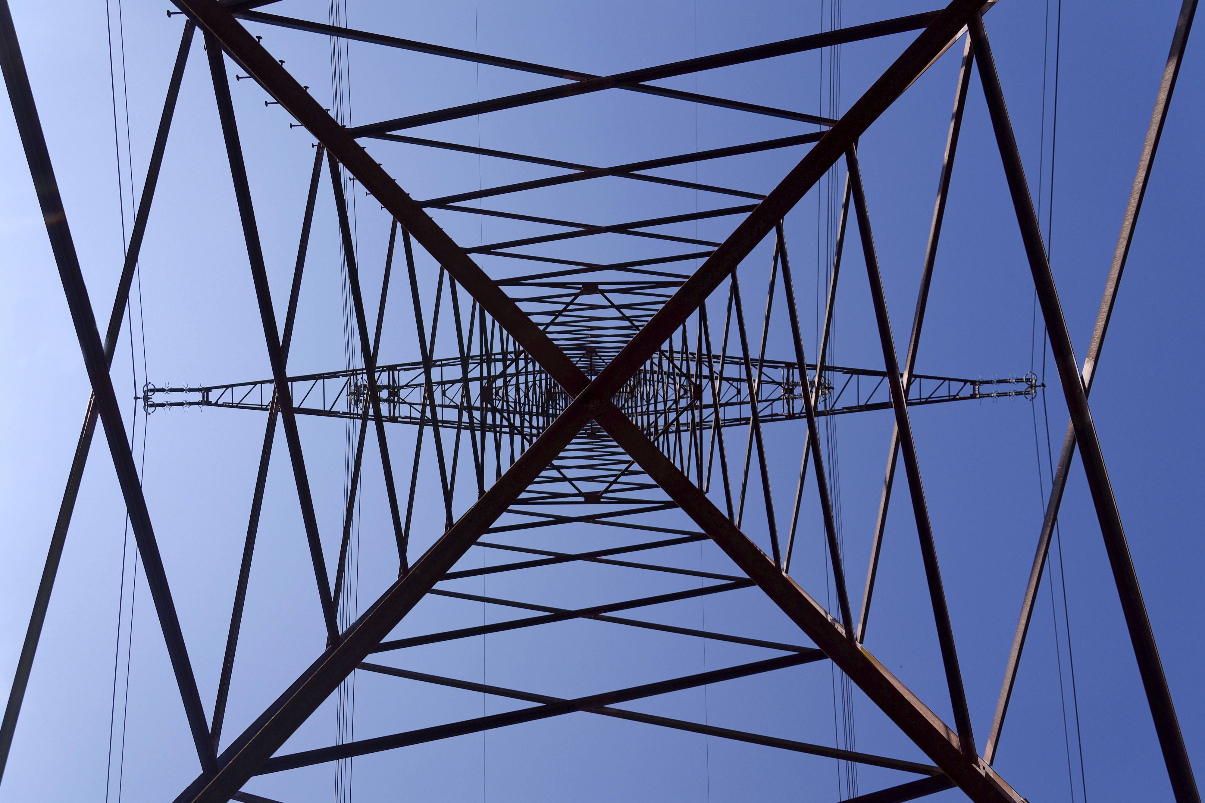 Stromleitungen und Strommast vor blauem Himmel
