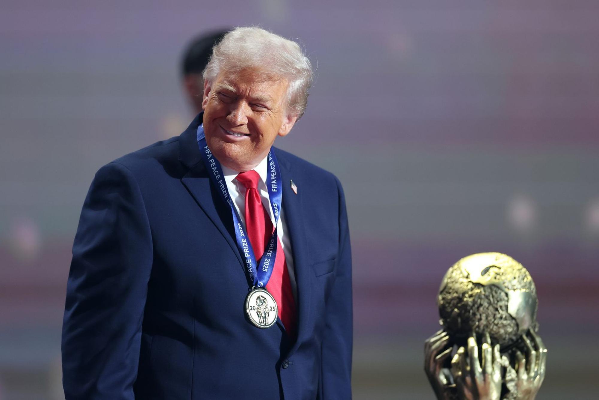 Überschattet Donald Trump mit seinem Personenkultu die Fußball-WM? (Bild: 2025 Getty Images/Dan Mullan)