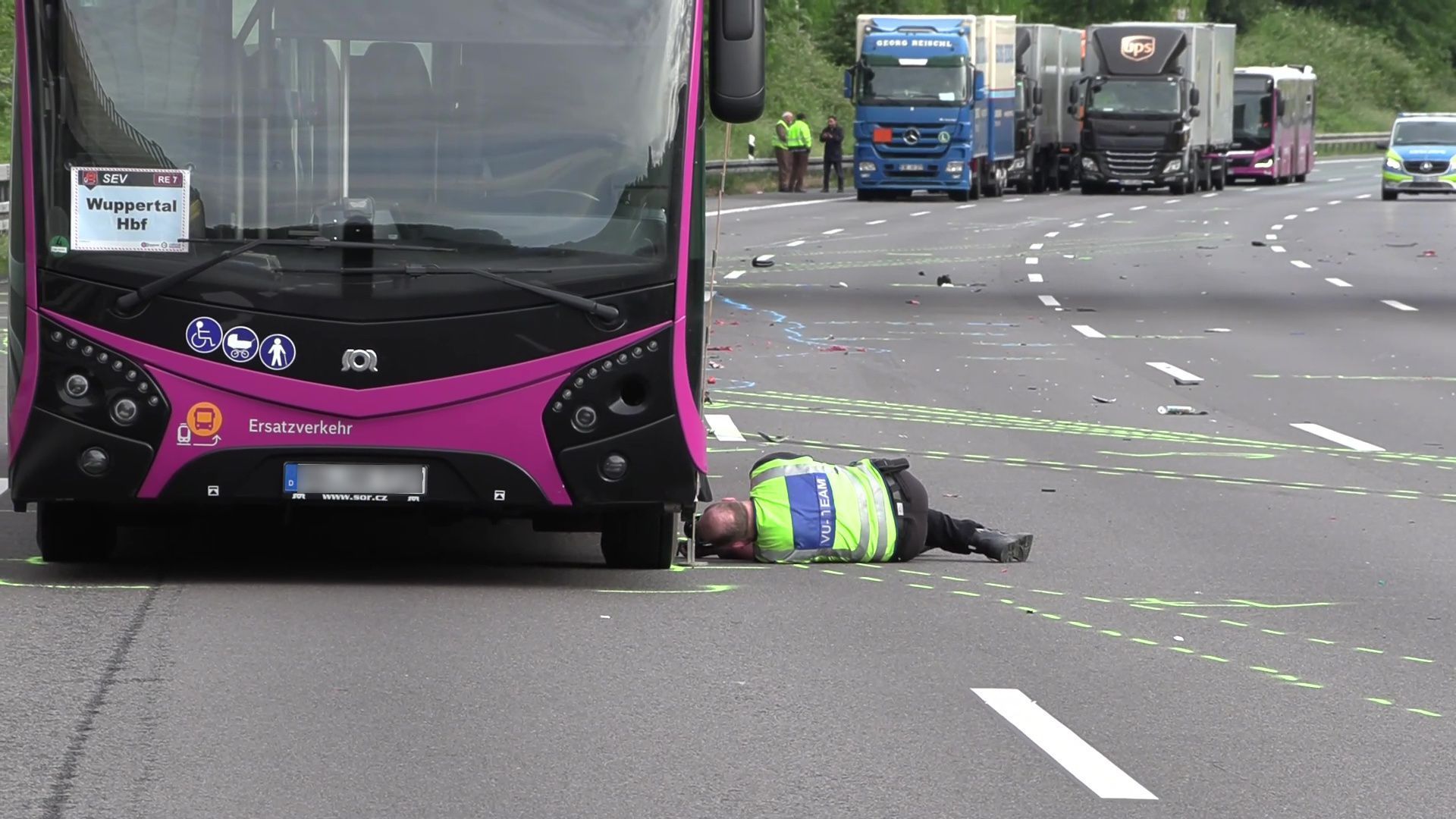 Ein Polizist des Verkehrsunfallaufnahmeteams fotografiert unter einem Bus. Ein Motorradfahrer ist am frühen Samstagmorgen auf der A3 gestürzt und von einem Bus überrollt worden. Der Mann sei dabei tödlich verletzt worden, teilte die Polizei mit.