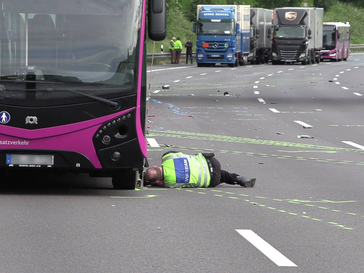 Ein Polizist des Verkehrsunfallaufnahmeteams fotografiert unter einem Bus. Ein Motorradfahrer ist am frühen Samstagmorgen auf der A3 gestürzt und von einem Bus überrollt worden. Der Mann sei dabei tödlich verletzt worden, teilte die Polizei mit.