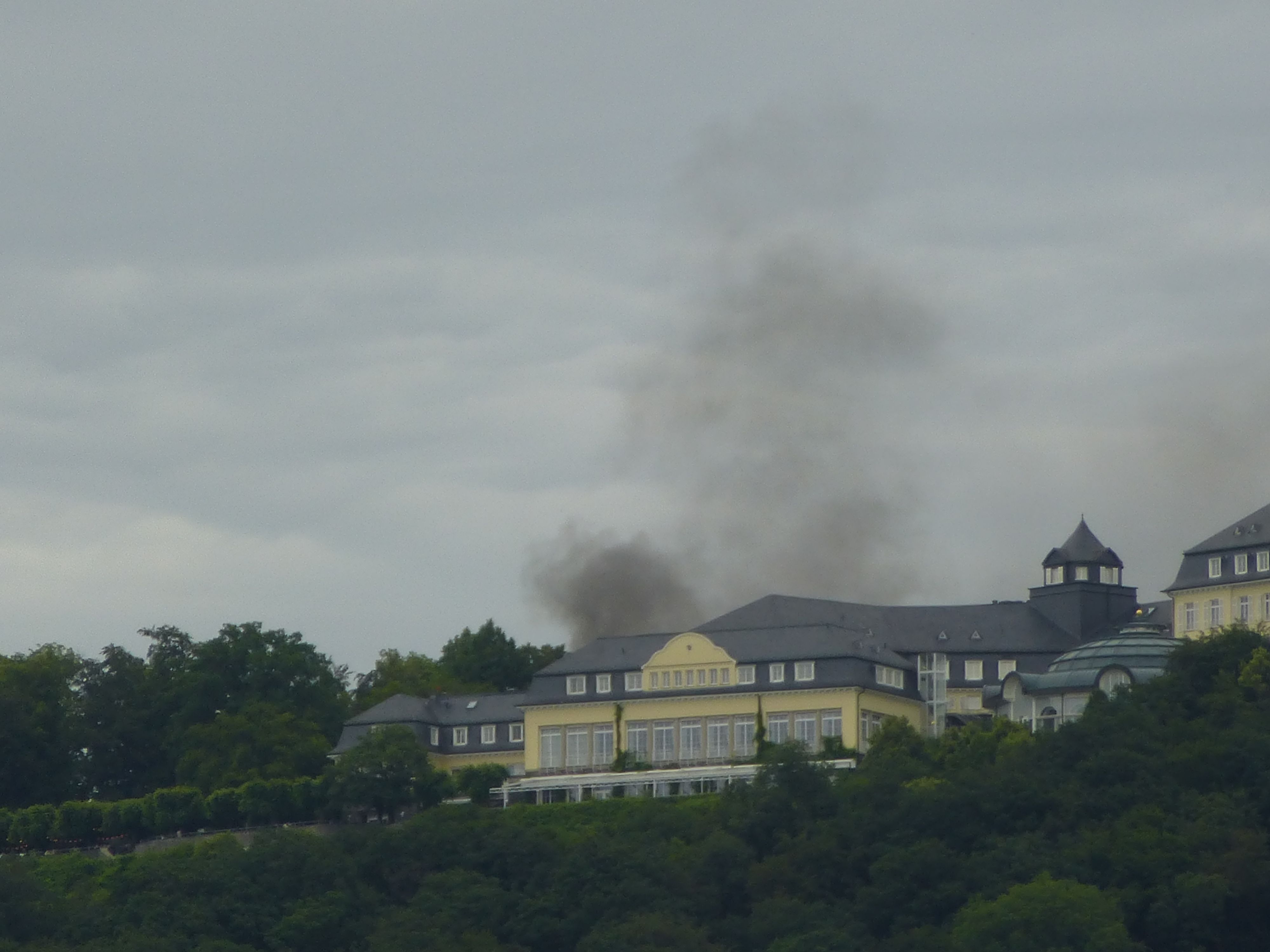 Vom Grandhotel Petersberg steigt dunkler Rauch auf.