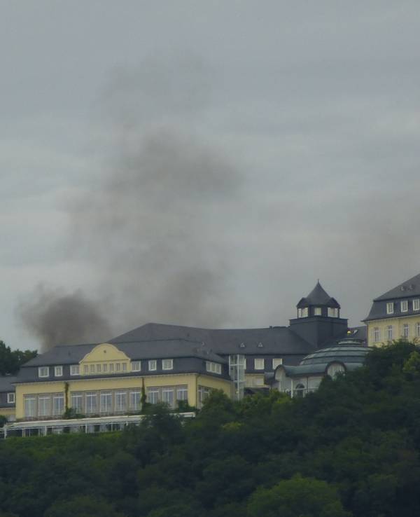 Vom Grandhotel Petersberg steigt dunkler Rauch auf.