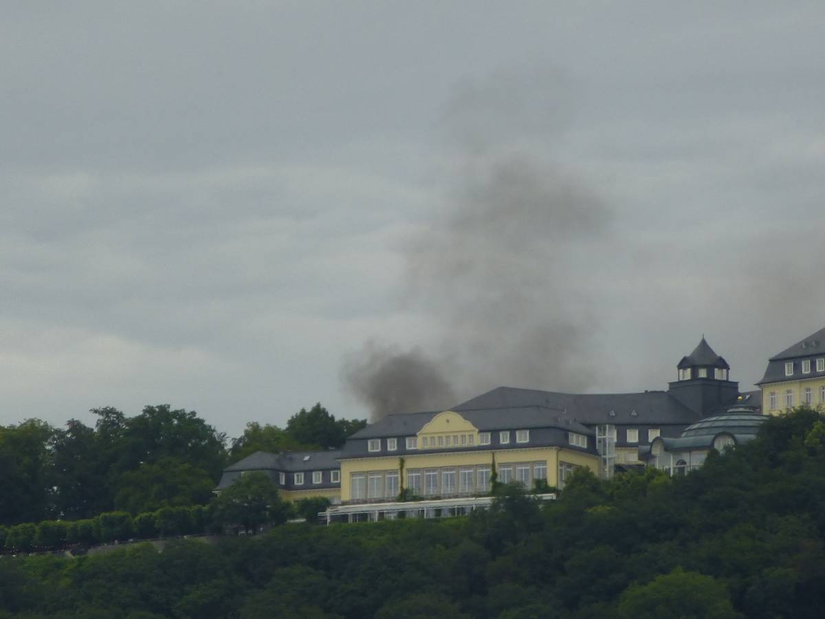 Vom Grandhotel Petersberg steigt dunkler Rauch auf.