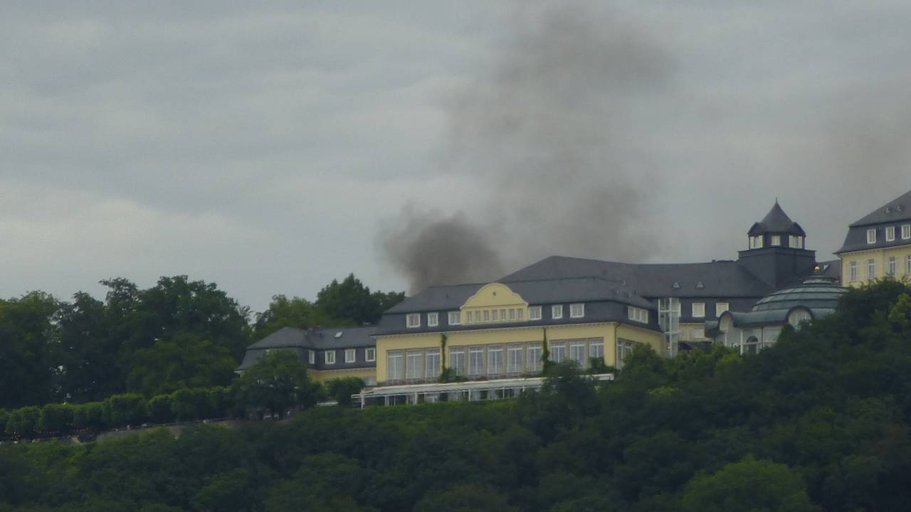 Vom Grandhotel Petersberg steigt dunkler Rauch auf.