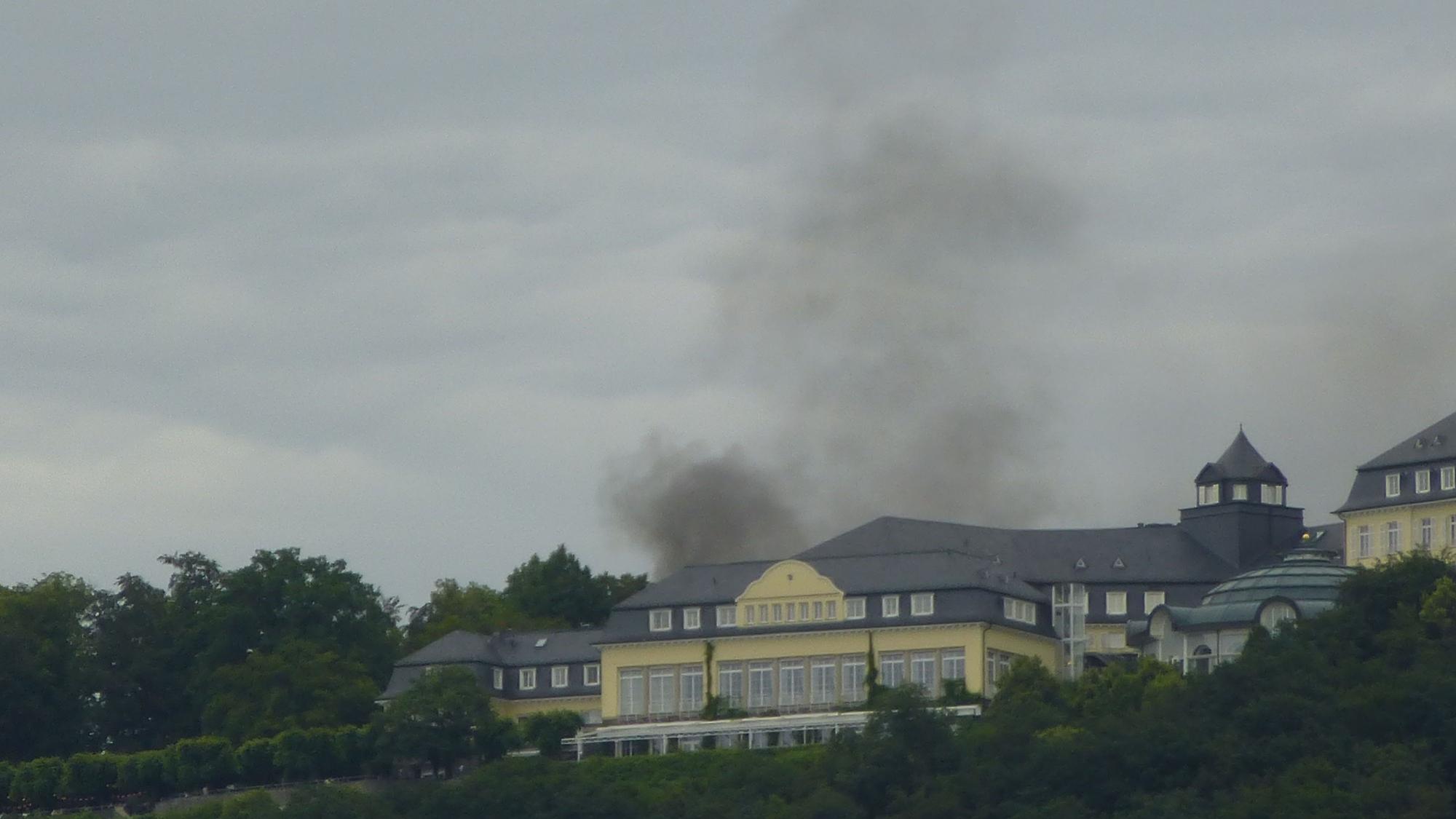 Vom Grandhotel Petersberg steigt dunkler Rauch auf.