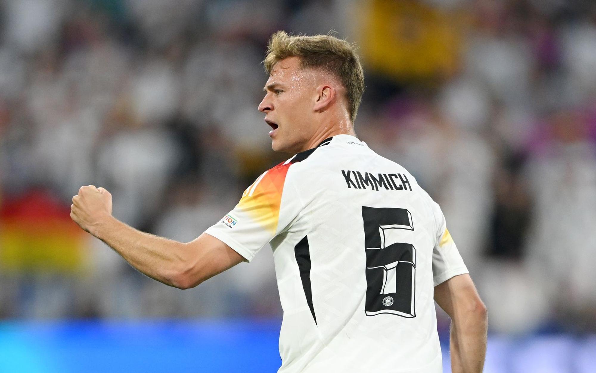 Kapitän Joshua Kimmich hofft auf eine erfolgreiche WM für Deutschland. Joshua Kimmich ist der einzige deutsche Fußballer mit mehr als 100 Länderspielen, der noch nie Weltmeister geworden ist. Bei seinen ersten beiden WM-Teilnahmen ist Kimmich mit dem Team nie über die Vorrunde hinausgekommen. (Bild: Getty Images/Shaun Botterill)