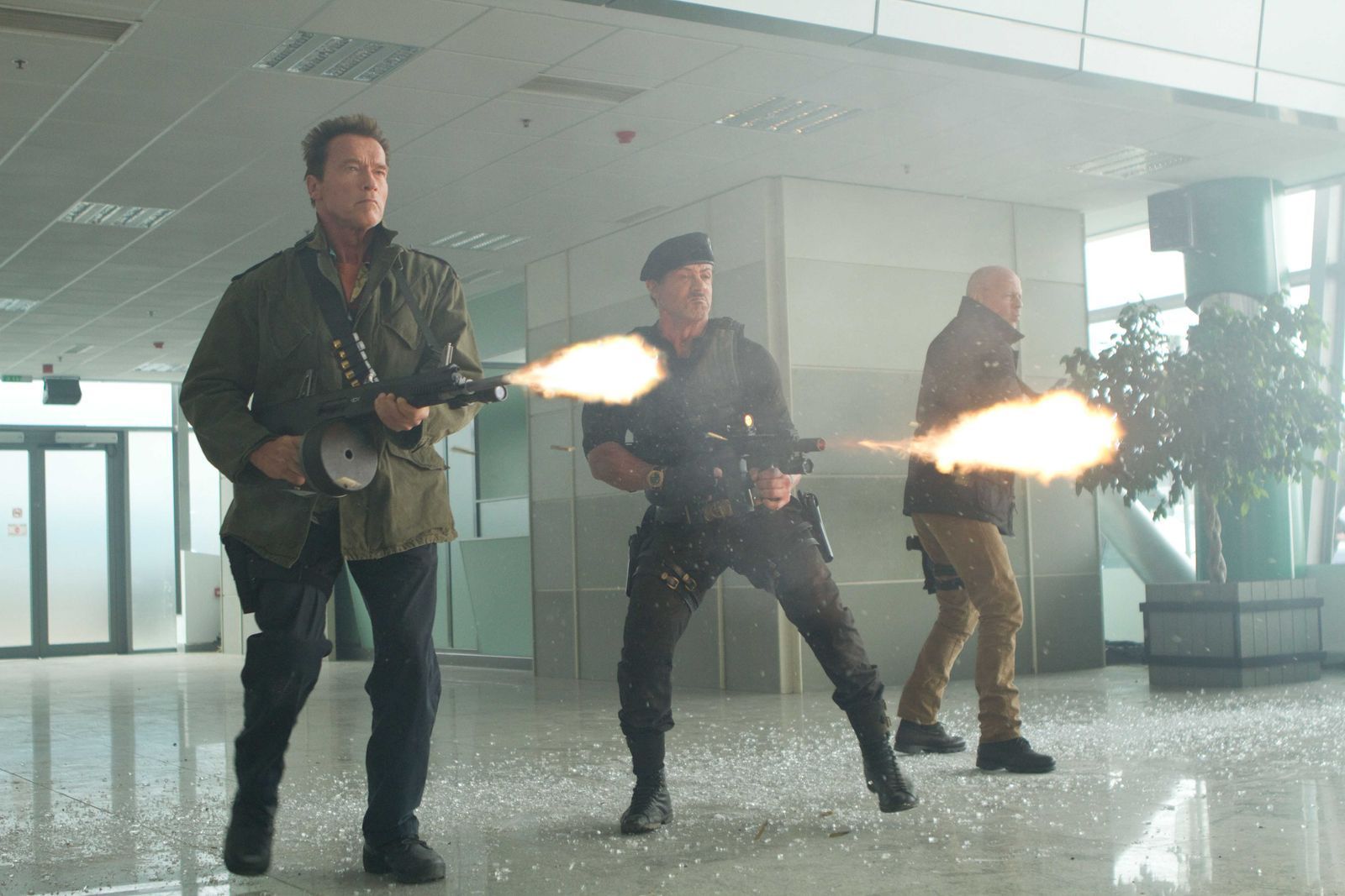 Fast wie ein Klassentreffen: Um es auf ihre alten Tage noch einmal krachen zu lassen, taten sich in den „Expendables“-Filmen diverse Actionhelden der 80er-Jahre wieder zusammen, darunter neben Sylvester Stallone (Mitte) auch Arnold Schwarzenegger (links). (Bild: Fox)