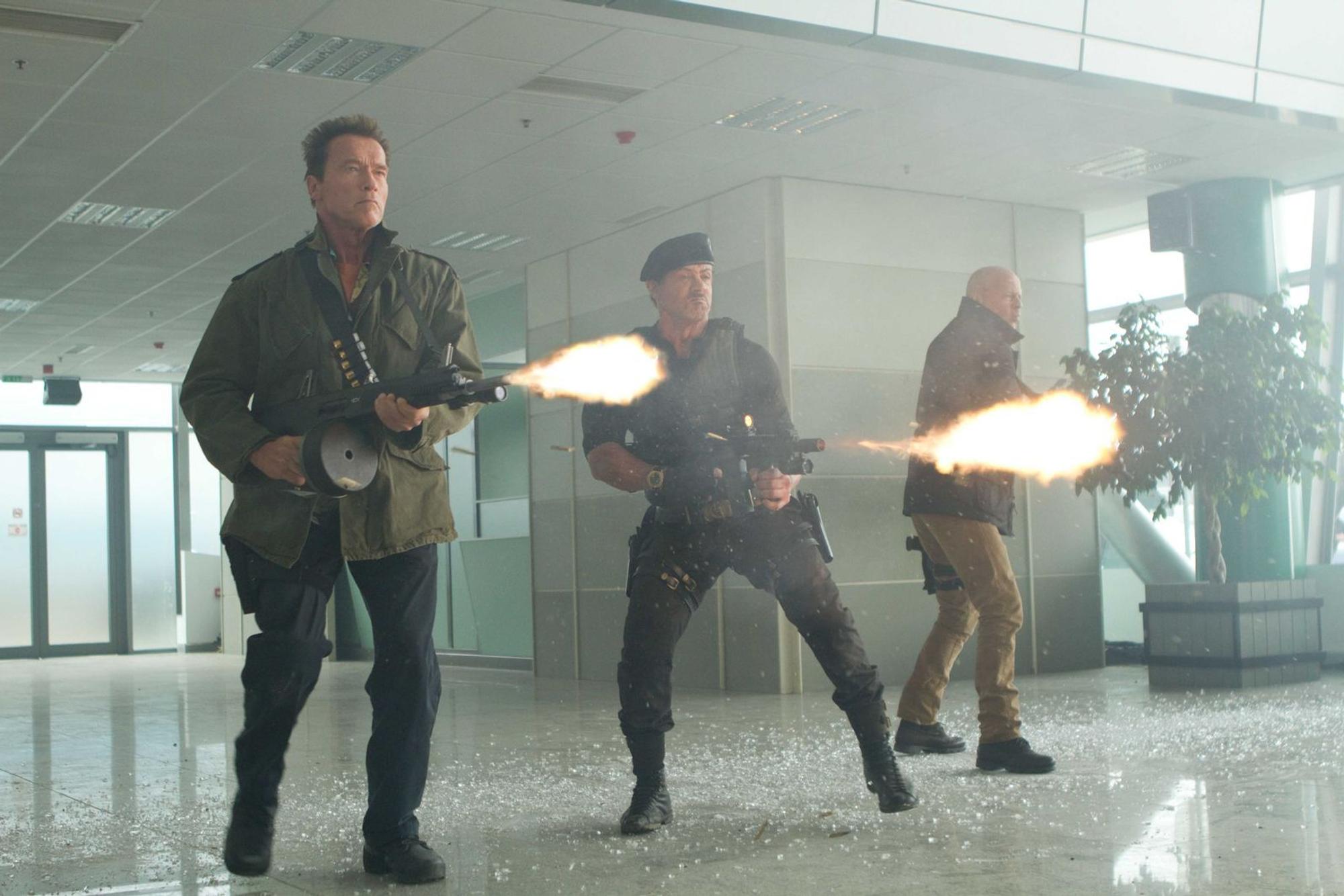 Fast wie ein Klassentreffen: Um es auf ihre alten Tage noch einmal krachen zu lassen, taten sich in den „Expendables“-Filmen diverse Actionhelden der 80er-Jahre wieder zusammen, darunter neben Sylvester Stallone (Mitte) auch Arnold Schwarzenegger (links). (Bild: Fox)