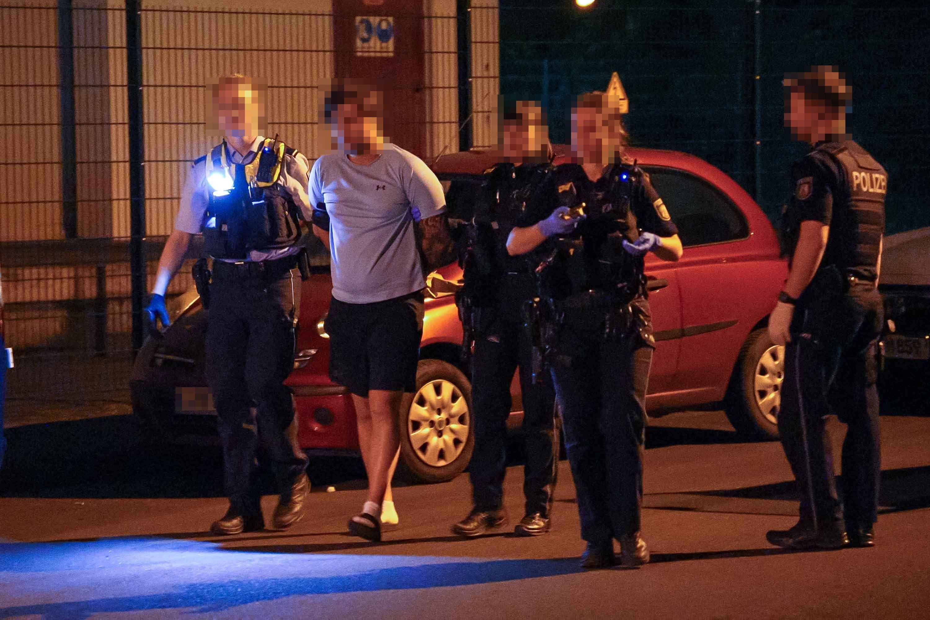 Einer der Verdächtigen wird kurz nach der Schussabgabe von der Polizei festgenommen.
