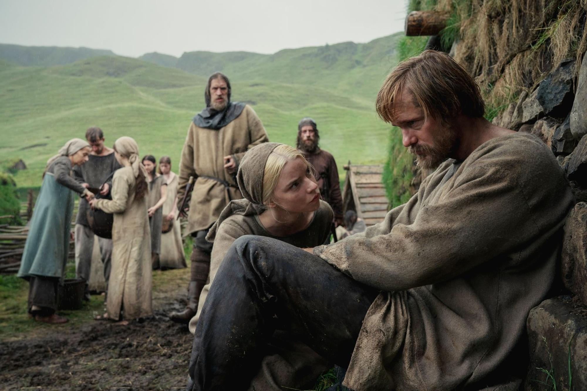 Amleth (Alexander Skarsgård, rechts) schleicht sich als Sklave auf dem Hof seines Onkels ein. Dort verliebt er sich in die slawische Sklavin Olga vom Birkenwald (Anya Taylor-Joy), die ihn bei seinem Racheplan unterstützt. (Bild: ZDF/Aidan Monaghan)