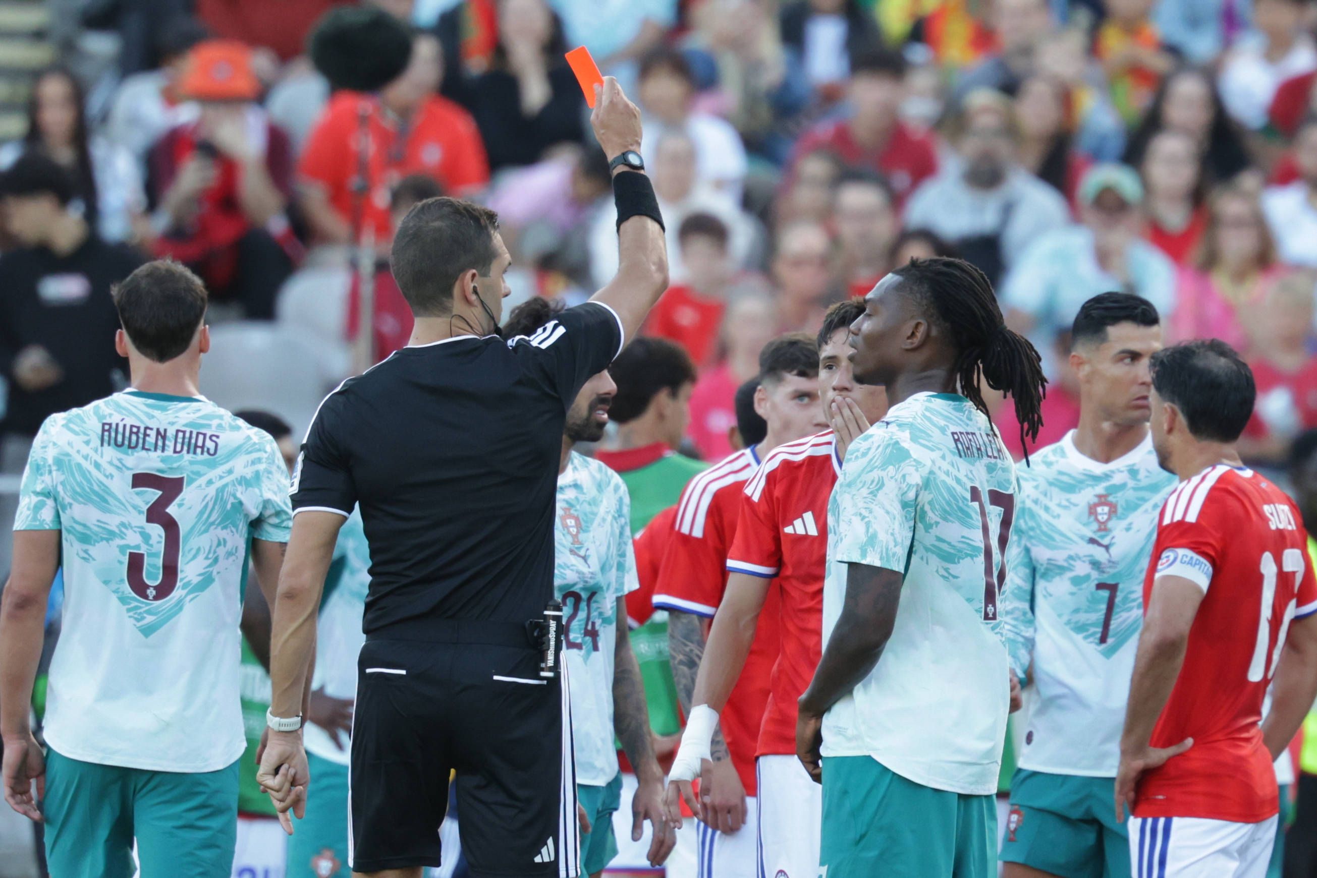Platzverweis im Testspiel Portugal - Chile für Rafael Leao.
