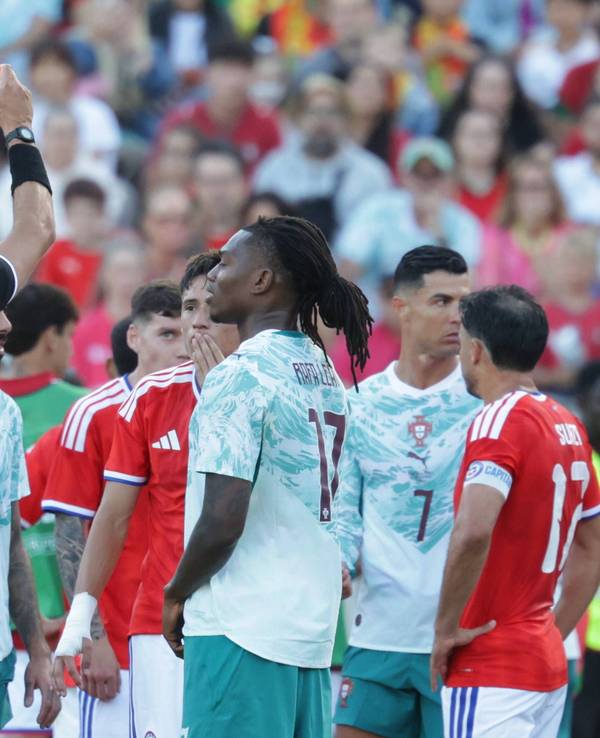Platzverweis im Testspiel Portugal - Chile für Rafael Leao.