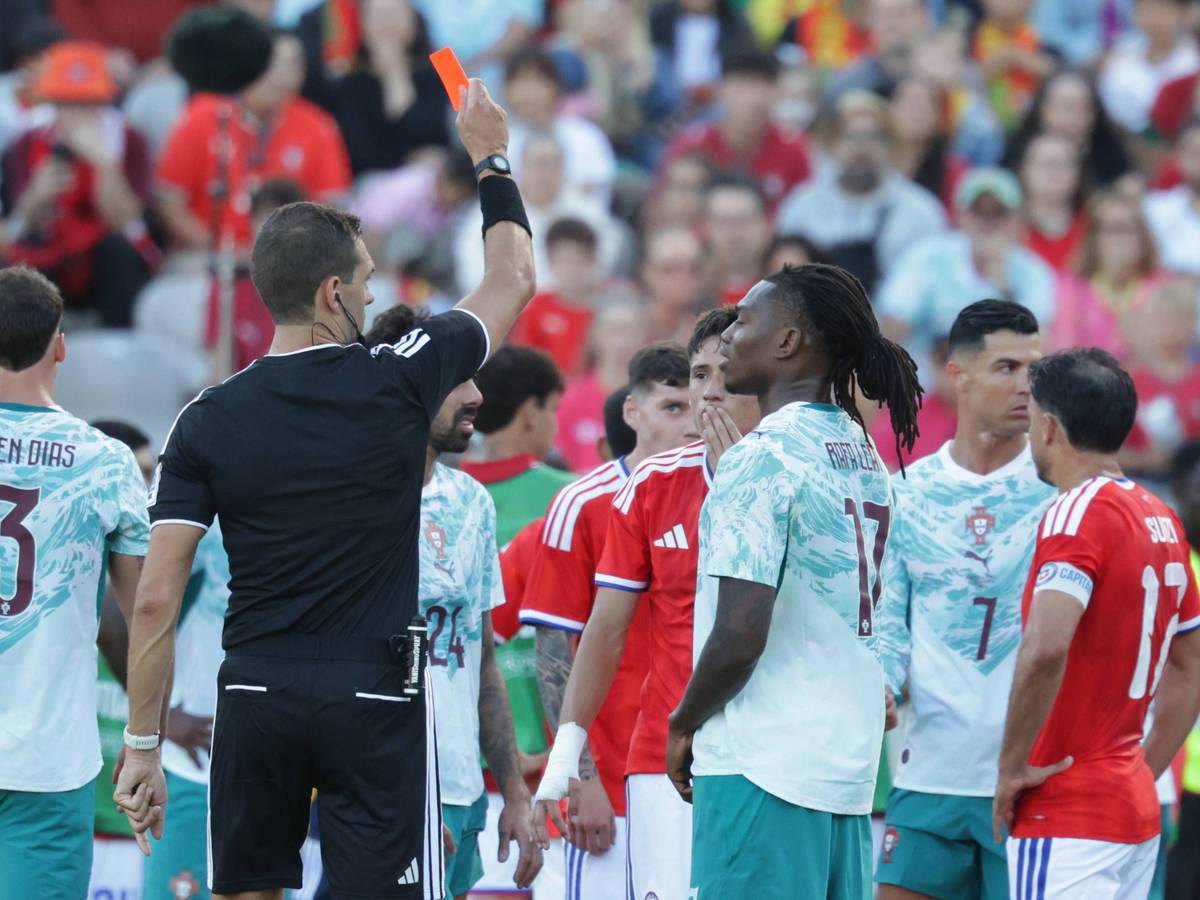 Platzverweis im Testspiel Portugal - Chile für Rafael Leao.