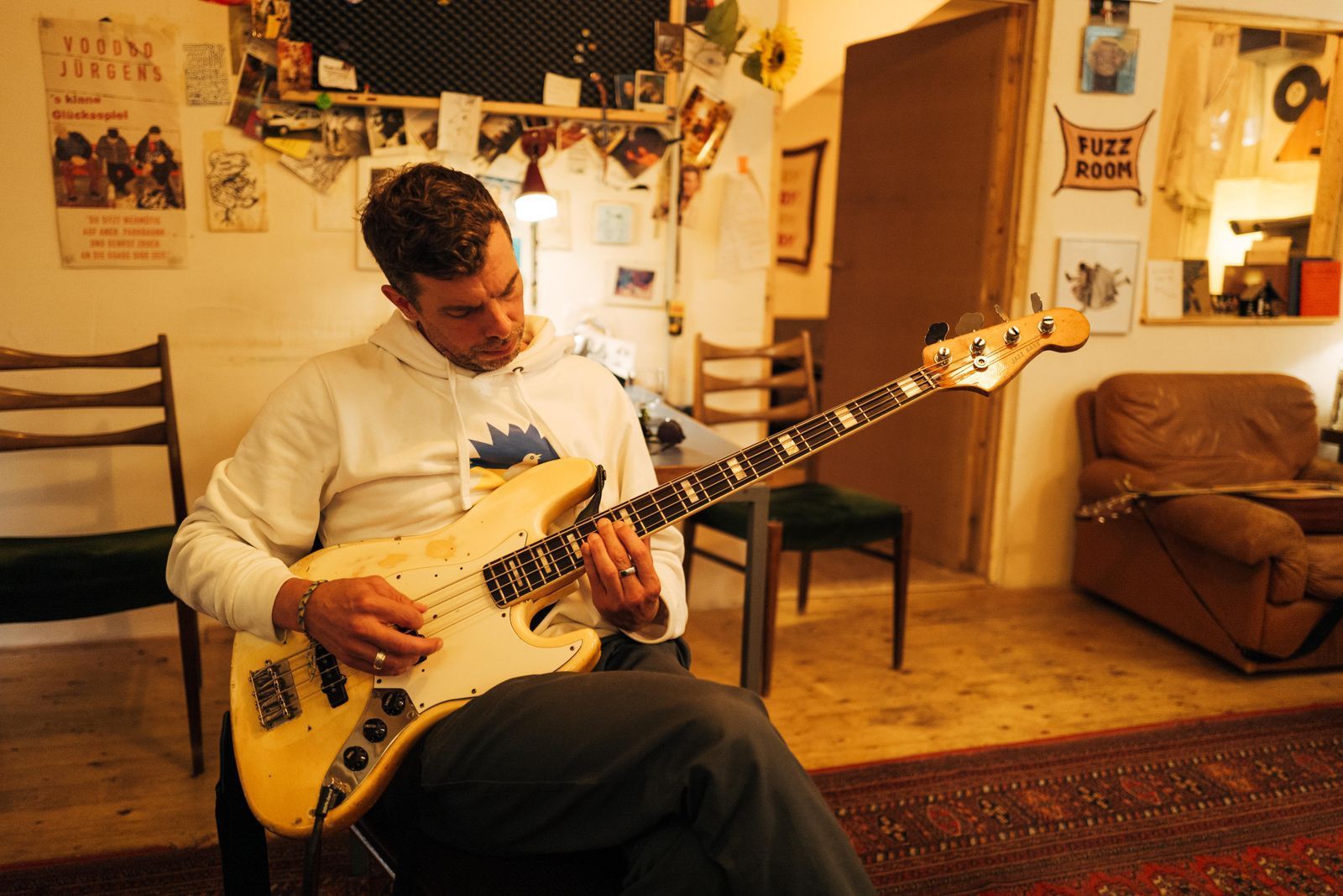 Die Doku „Sportfreunde Stiller - Mit dem Herz in der Hand“ begleitet Rüdiger Linhof (Bild) und seine Bandkollegen auch bei den Aufnahmen zu ihrem neuen Album im Studio.  (Bild: BR/Florida Factual GmbH/Berlin Producers Media GmbH/Marcel Chylla)