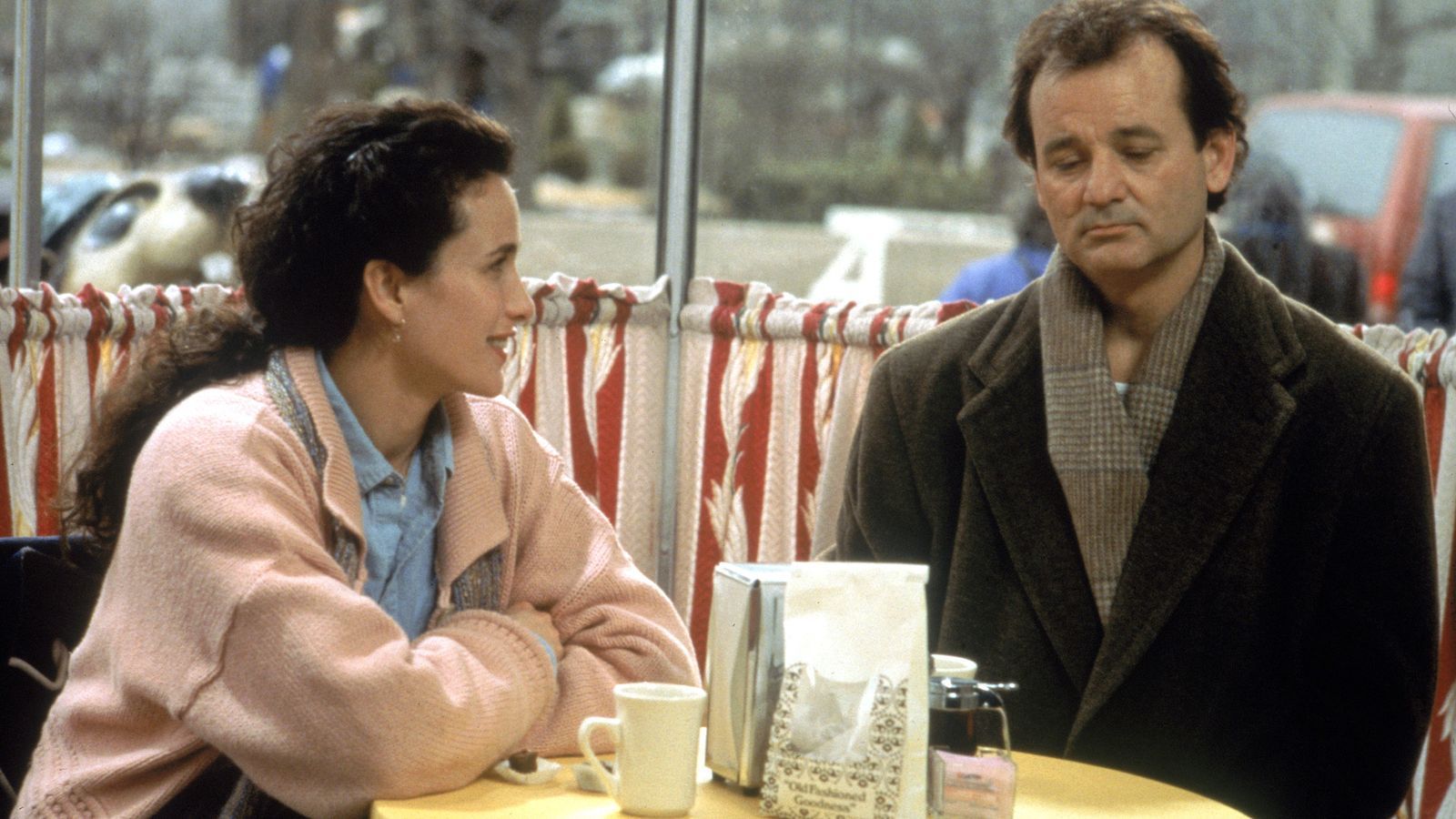Phil (Bill Murray) ist am Ende. Der 2. Februar lässt ihn nicht mehr los. Rita (Andie MacDowell) ahnt nicht, was ihrem Kollegen widerfahren ist.  (Bild: RTLZWEI)