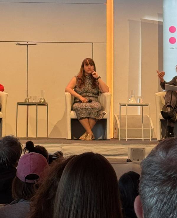 Ingrid Brodnig, Kristina Lunz, Ricarda Lang und Moderatorin Stephanie Rohde bei der Phil.Cologne auf der Bühne.