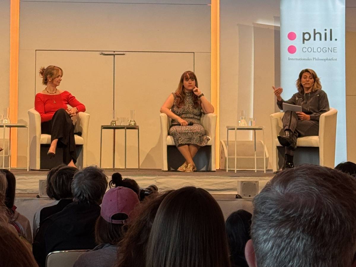 Ingrid Brodnig, Kristina Lunz, Ricarda Lang und Moderatorin Stephanie Rohde bei der Phil.Cologne auf der Bühne.