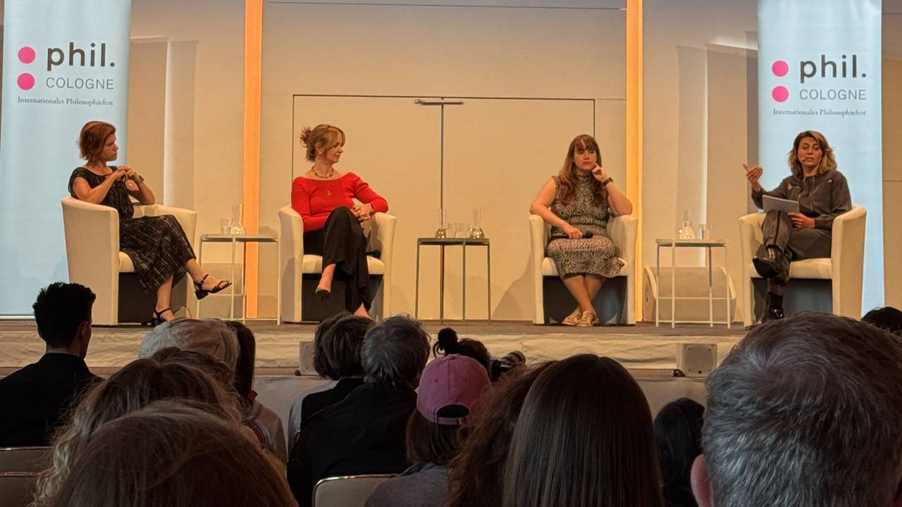 Ingrid Brodnig, Kristina Lunz, Ricarda Lang und Moderatorin Stephanie Rohde bei der Phil.Cologne auf der Bühne.