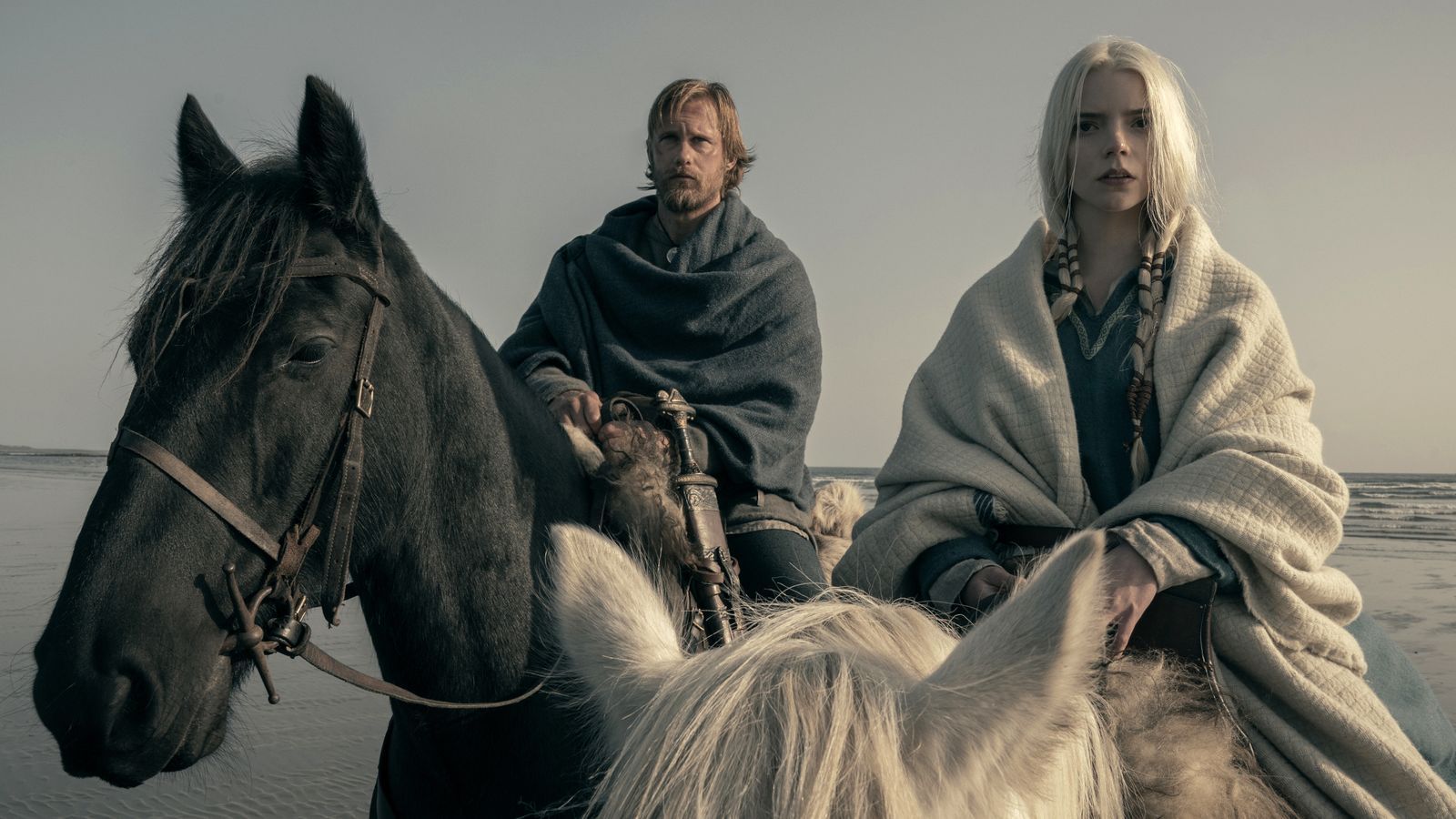 Amleth (Alexander Skarsgård) und die Sklavin Olga vom Birkenwald (Anya Taylor-Joy) werden ein Paar.  (Bild: ZDF/Aidan Monaghan)