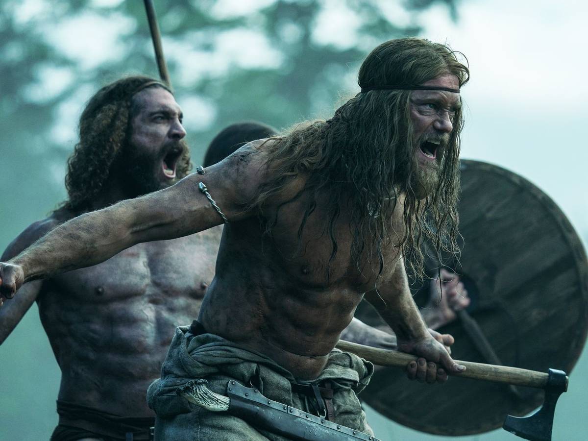 Amleth (Alexander Skarsgård, rechts) ist seit seinem Racheschwur zu einem wilden Krieger geworden und hat sich den Berserkern angeschlossen. (Bild: ZDF/Aidan Monaghan)