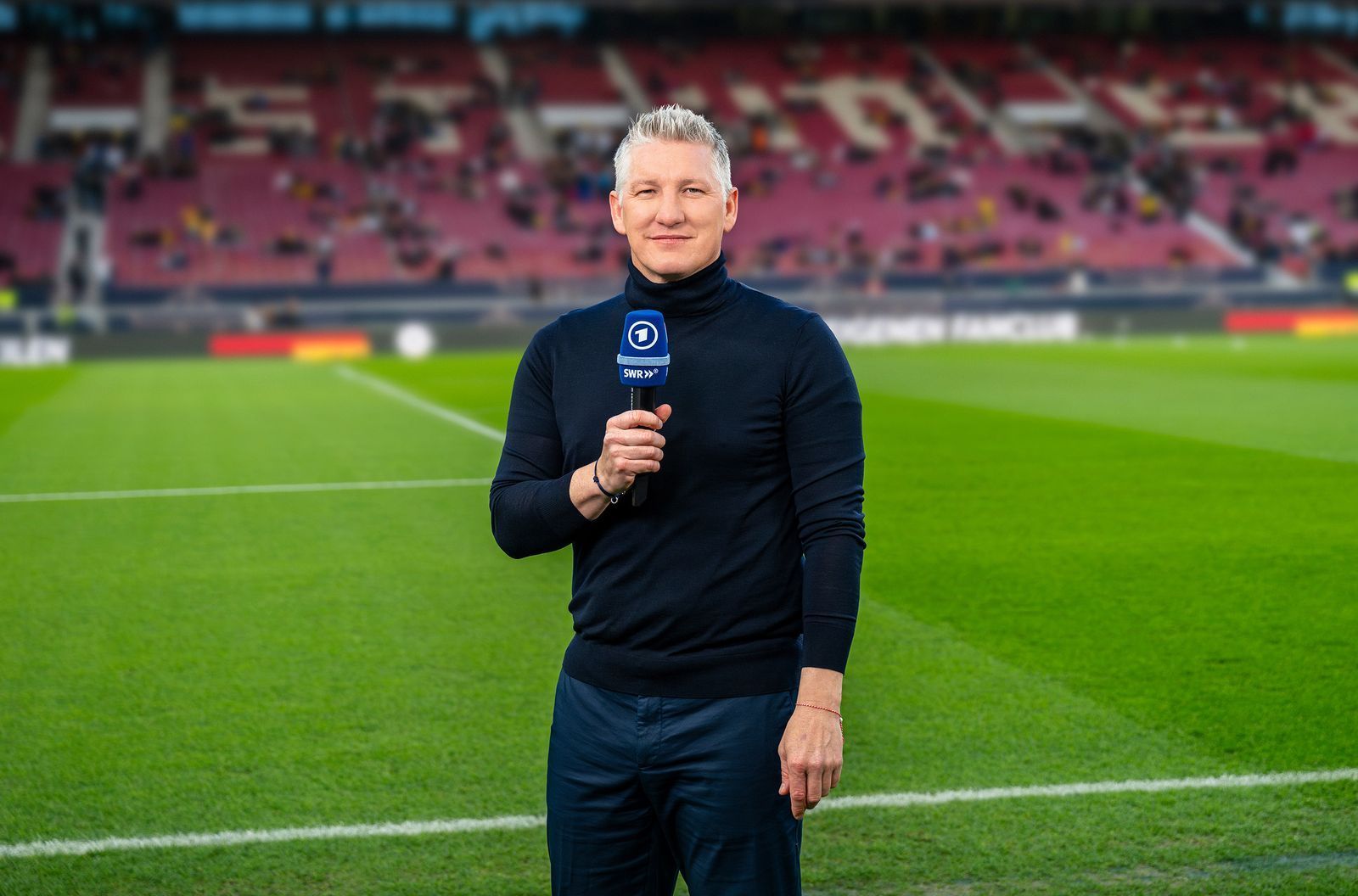 Bastian Schweinsteiger ist Weltmeister 2014, er war langjähriger Kapitän des FC Bayern München und späterer Mittelfeldspieler bei Manchester United und Chicago Fire. Nach dem Karriereende 2019 wechselte er ins TV-Geschäft und ist seitdem als Fußballexperte für die ARD tätig.  (Bild:  SWR/Patricia Neligan)