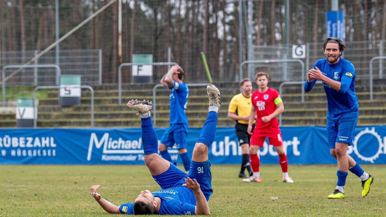 Enttäuschte Spieler bei der VSG Altglienicke.
