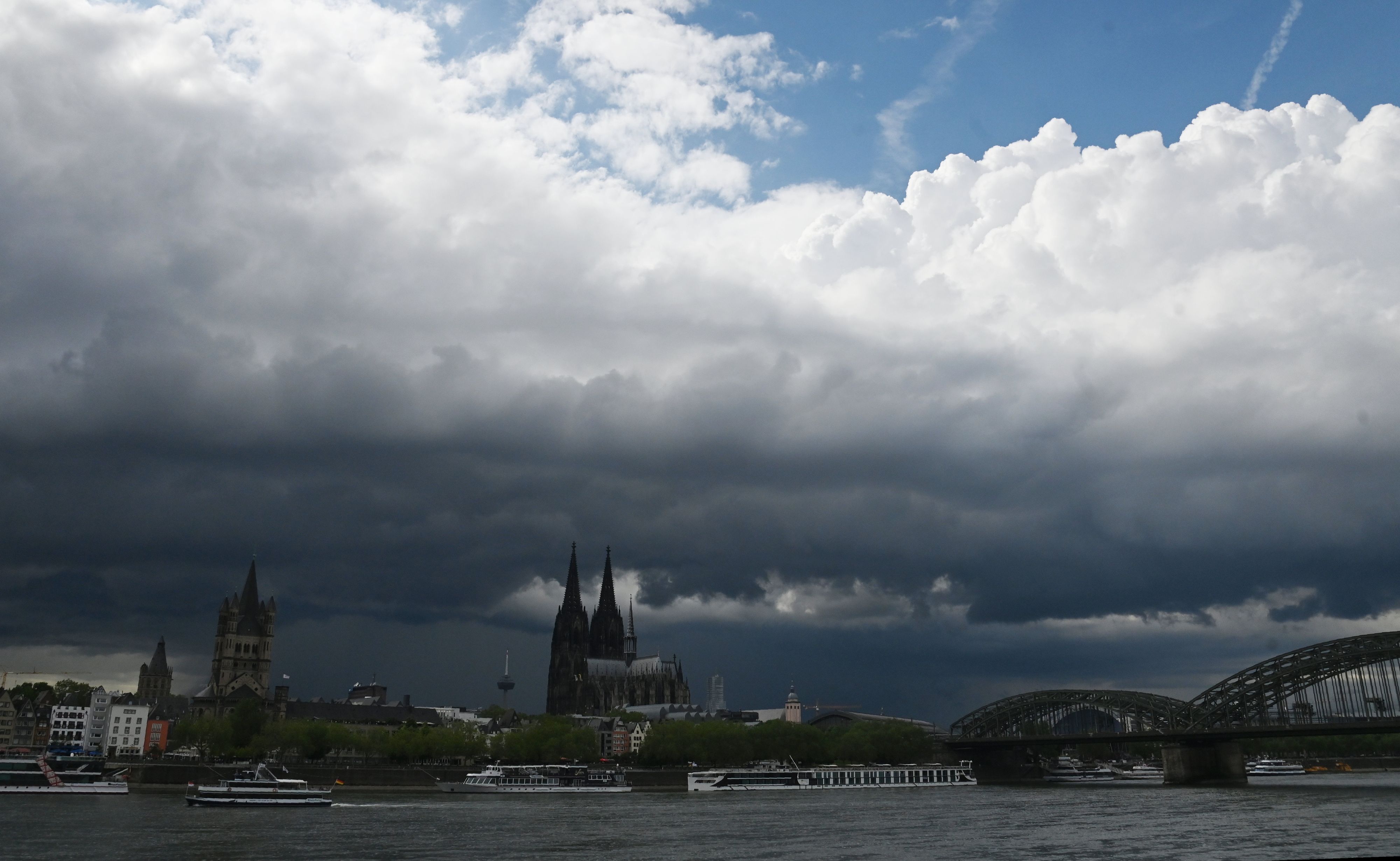 beeindruckende Regenwolken über Köln