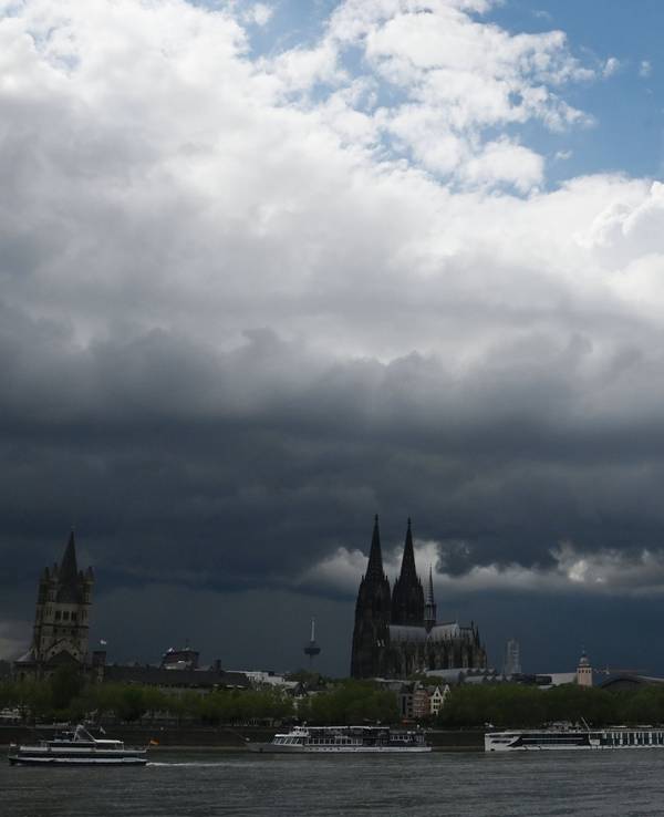 beeindruckende Regenwolken über Köln