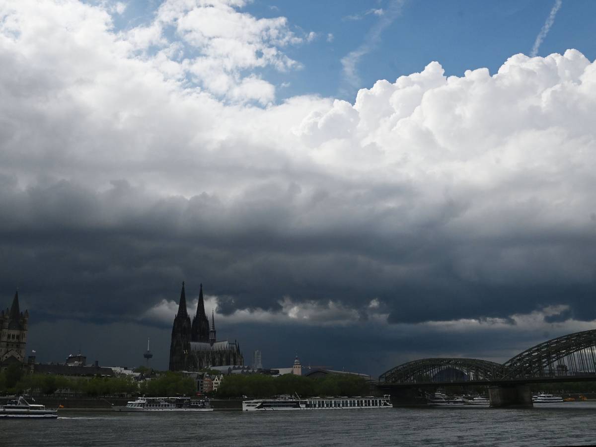 beeindruckende Regenwolken über Köln