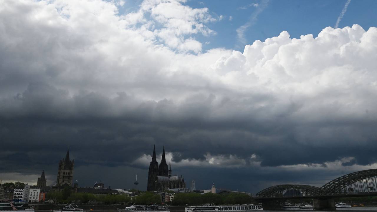 beeindruckende Regenwolken über Köln