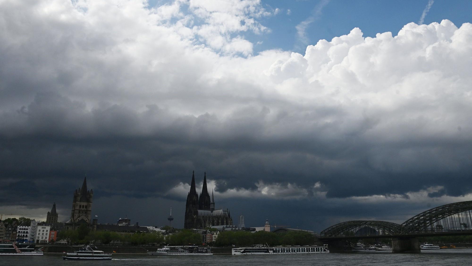 beeindruckende Regenwolken über Köln