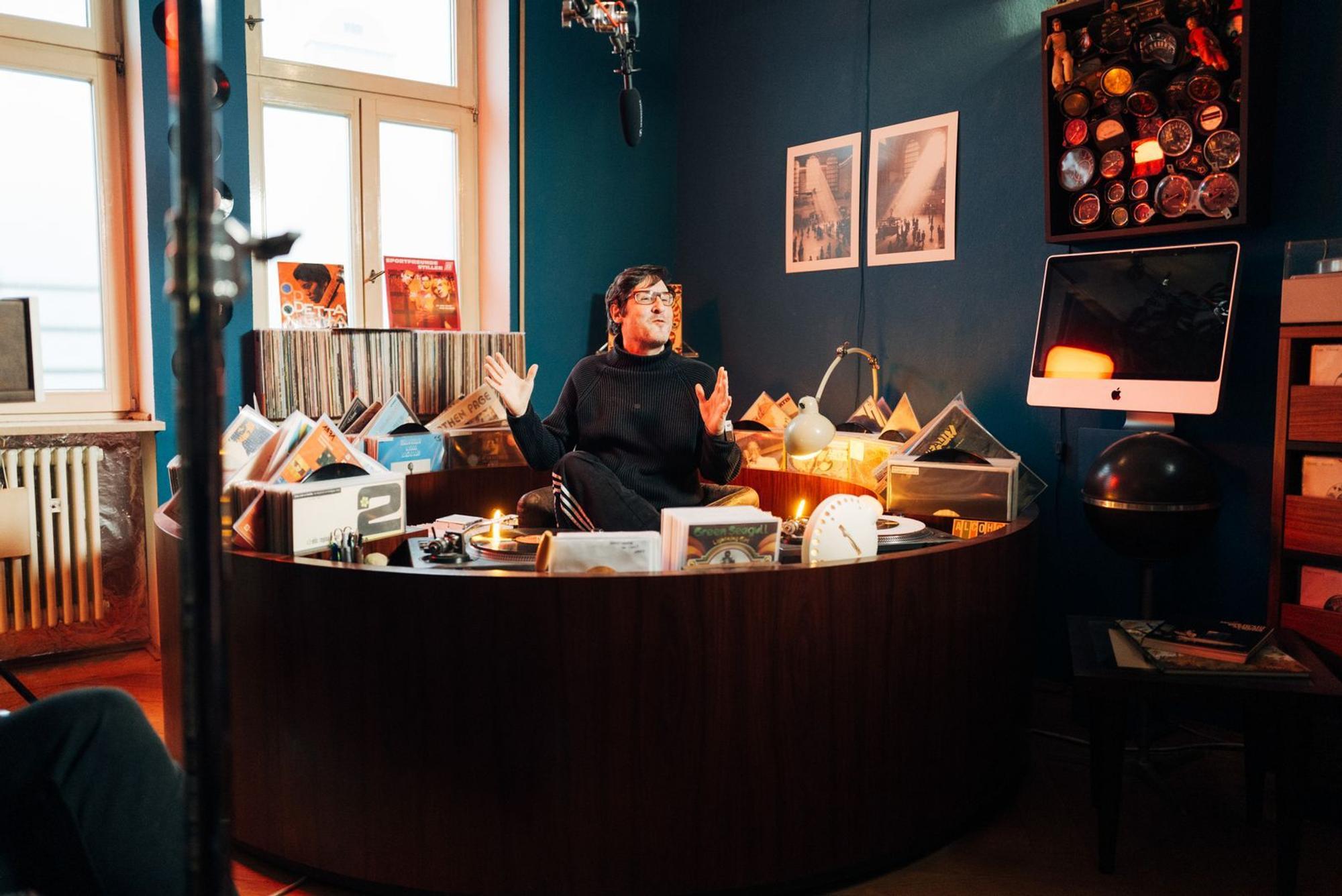 Roland Schunk (Bild), der Betreiber des Atomic Cafés in München, erinnert sich noch genau, wie Peter Brugger und Florian Weber dort erstmals auf ihren neuen Bassisten trafen. (Bild: BR/Florida Factual GmbH/Berlin Producers Media GmbH/Marcel Chylla)