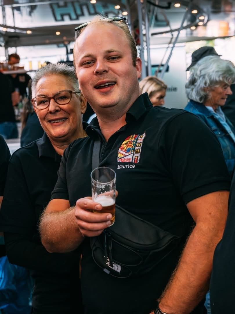Maurice Reuß trinkt ein Kölsch.