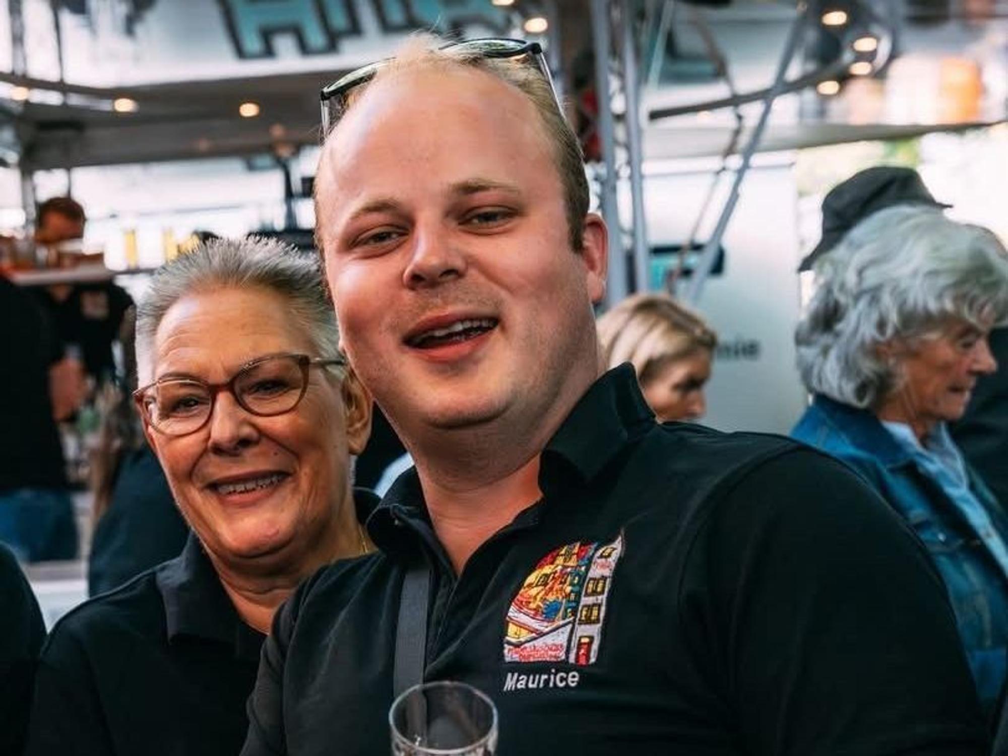 Maurice Reuß trinkt ein Kölsch.