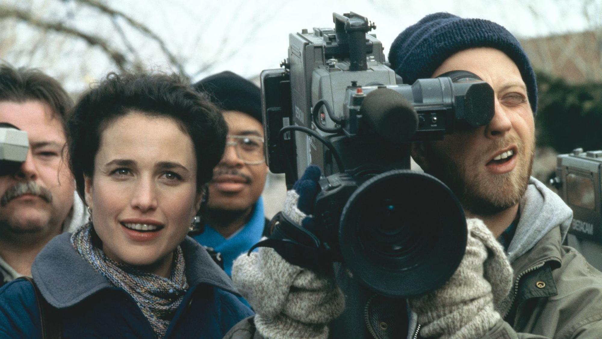 Rita (Andie MacDowell) und Kameramann Lary (Chris Elliott) während der Murmeltier-Zeremonie. (Bild: RTLZWEI)