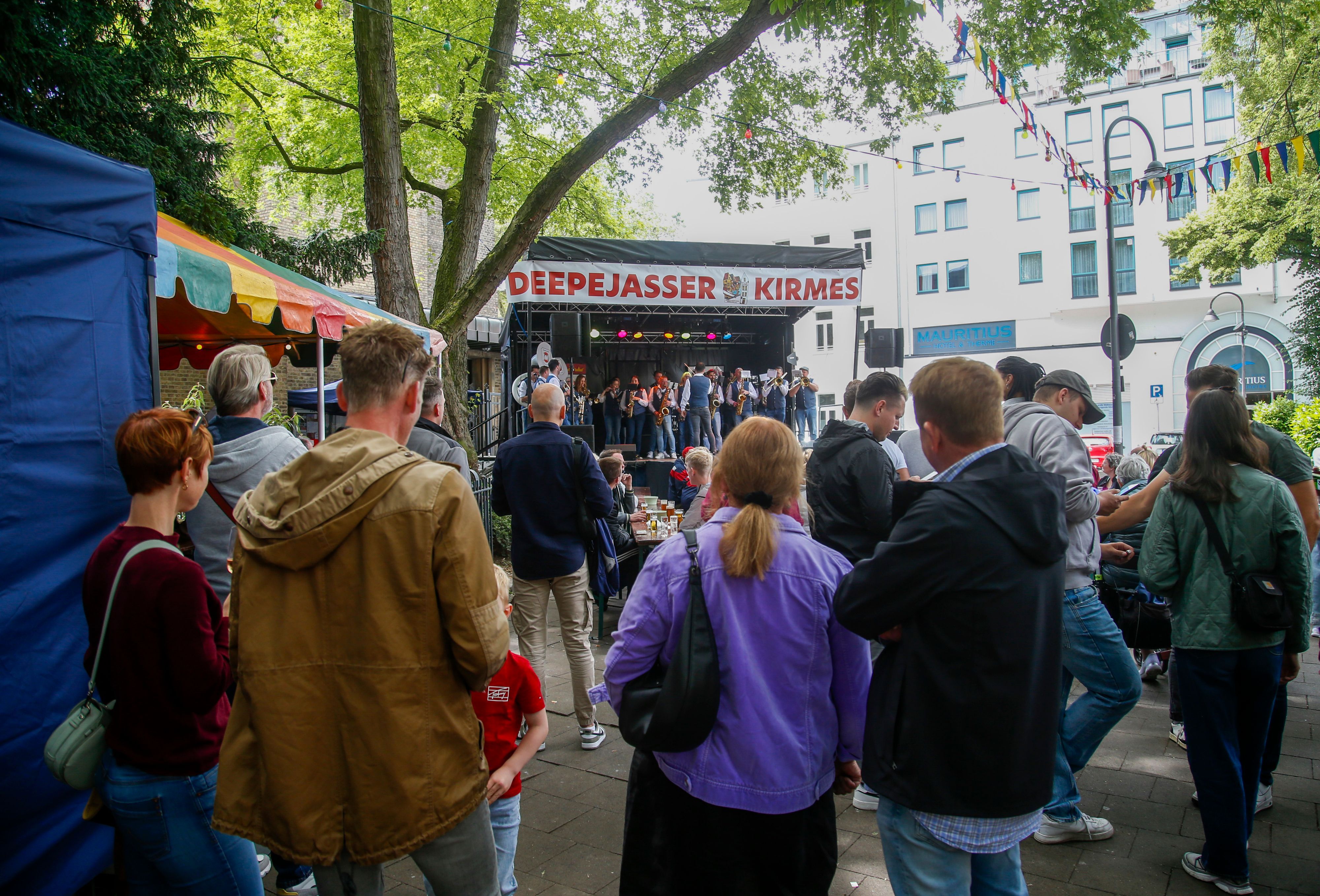 Blick auf die Musikbühne der Deepejasser Kirmes auf dem Mauritiuskirchplatz.