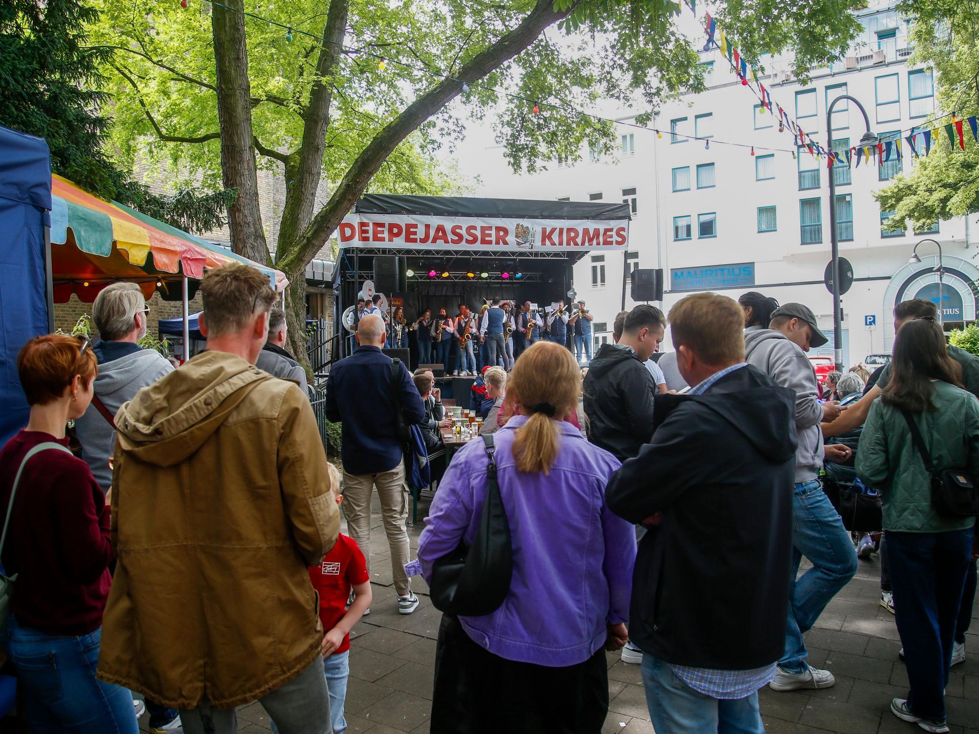 Blick auf die Musikbühne der Deepejasser Kirmes auf dem Mauritiuskirchplatz.