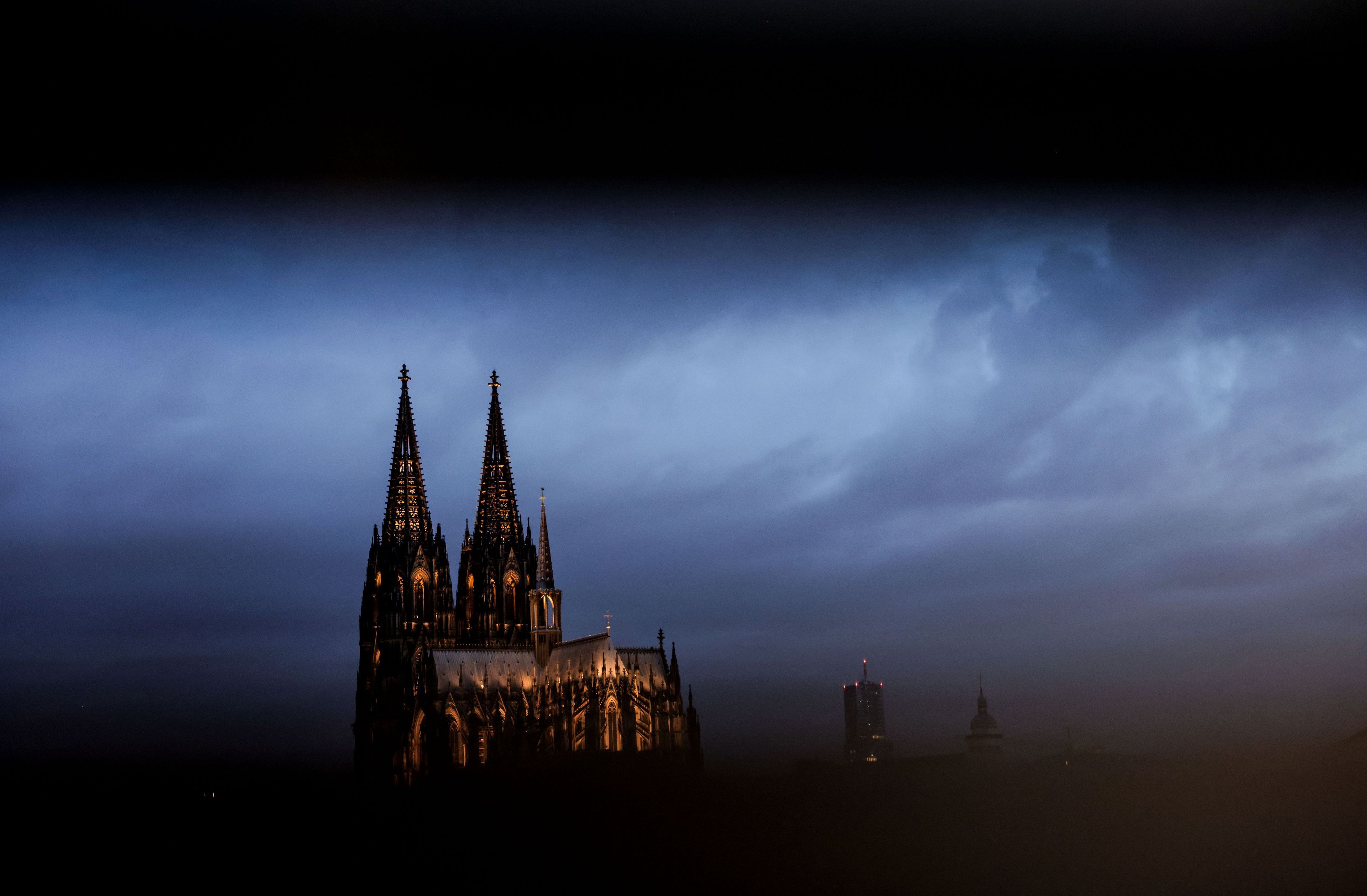 ARCHIV - 28.07.2025, NA, Köln: Der Dom ist am Morgen durch ein Geländer gesehen angestrahlt. (zu dpa: «Besichtigung von Kölner Dom kostet bald zwölf Euro Eintritt») Foto: Oliver Berg/dpa +++ dpa-Bildfunk +++