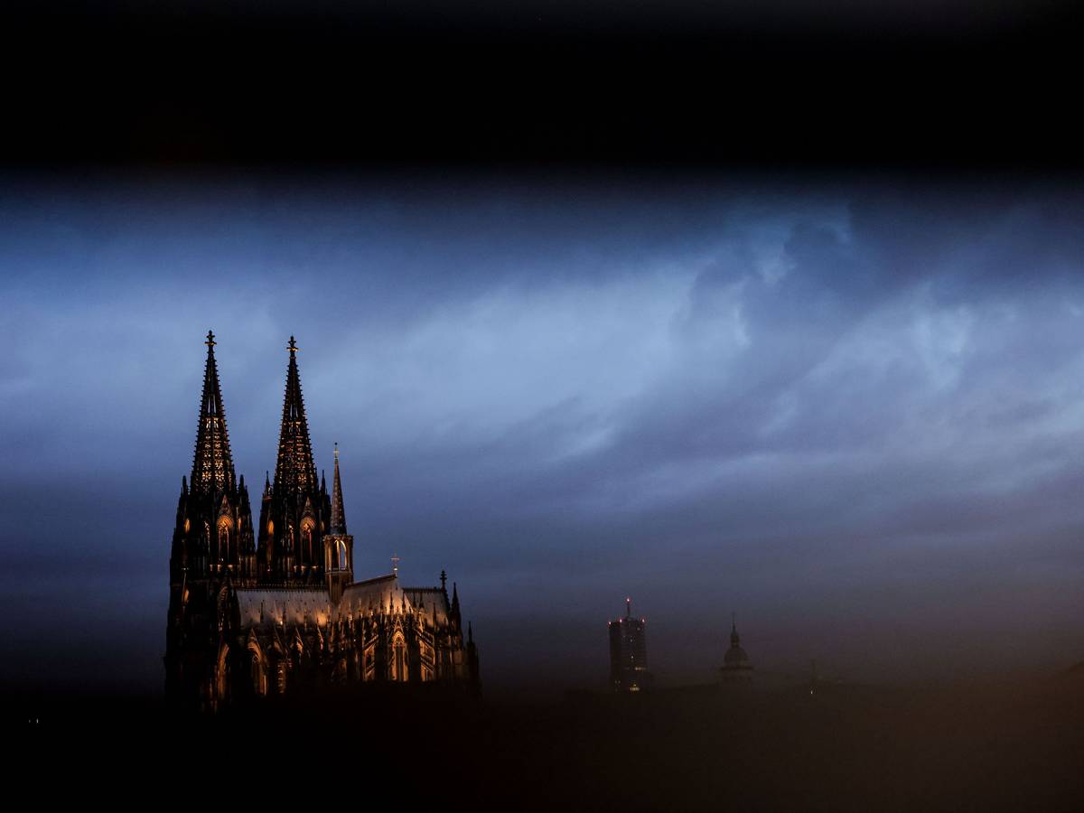 ARCHIV - 28.07.2025, NA, Köln: Der Dom ist am Morgen durch ein Geländer gesehen angestrahlt. (zu dpa: «Besichtigung von Kölner Dom kostet bald zwölf Euro Eintritt») Foto: Oliver Berg/dpa +++ dpa-Bildfunk +++