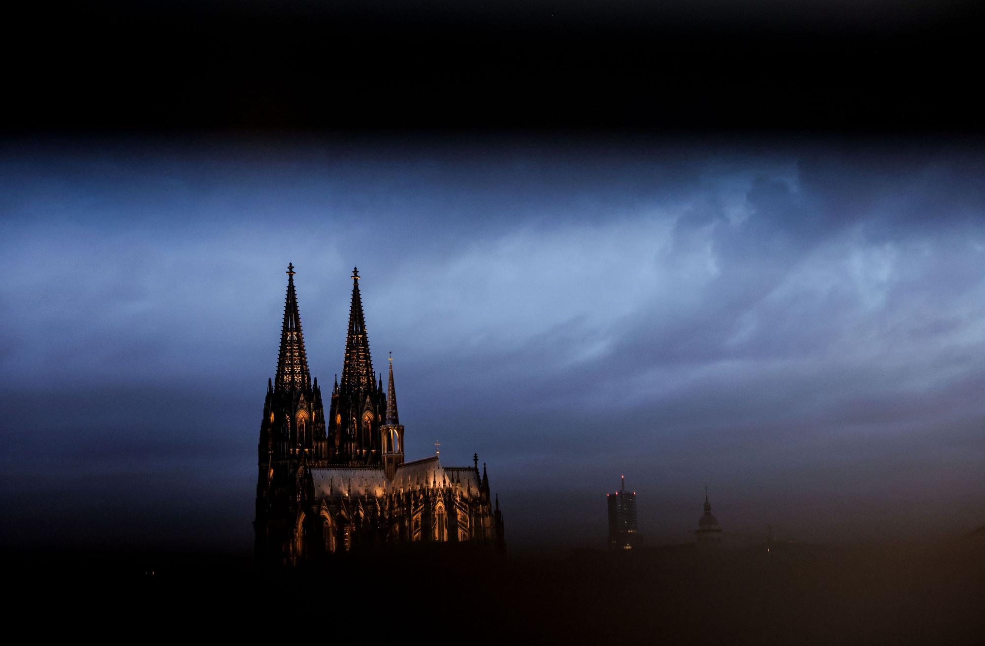 ARCHIV - 28.07.2025, NA, Köln: Der Dom ist am Morgen durch ein Geländer gesehen angestrahlt. (zu dpa: «Besichtigung von Kölner Dom kostet bald zwölf Euro Eintritt») Foto: Oliver Berg/dpa +++ dpa-Bildfunk +++