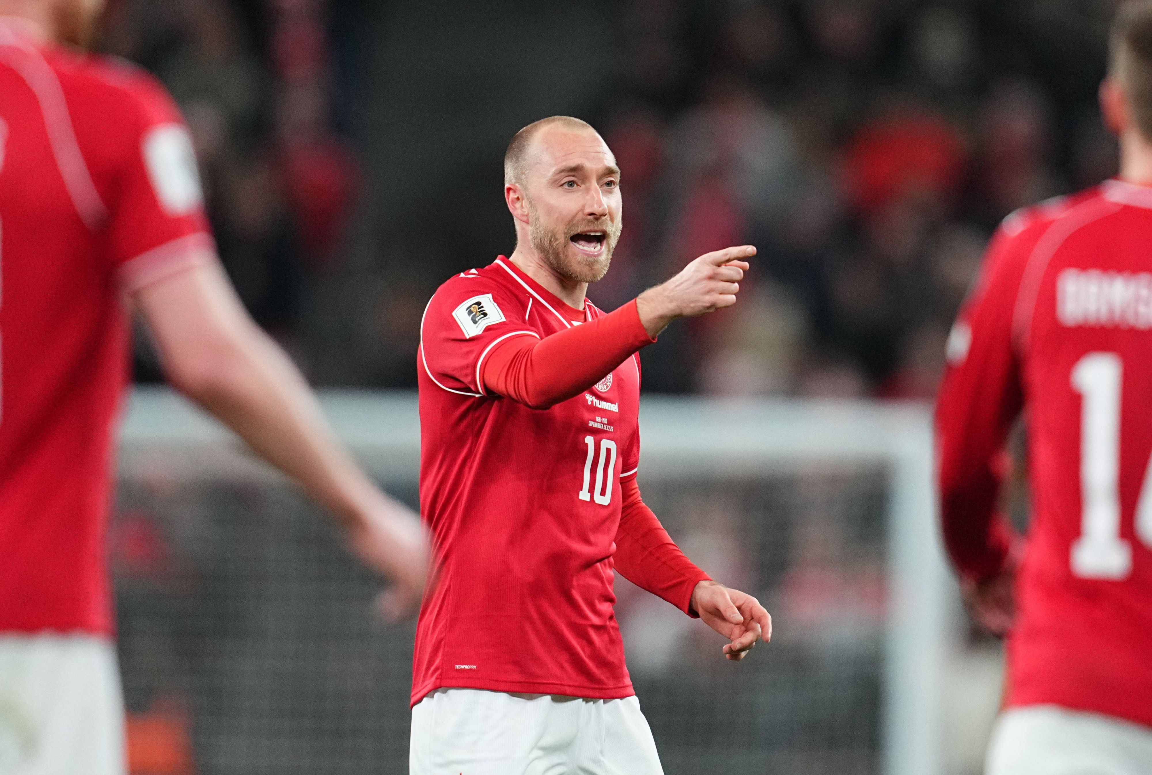 Christian Eriksen gibt Anweisungen auf dem Platz.