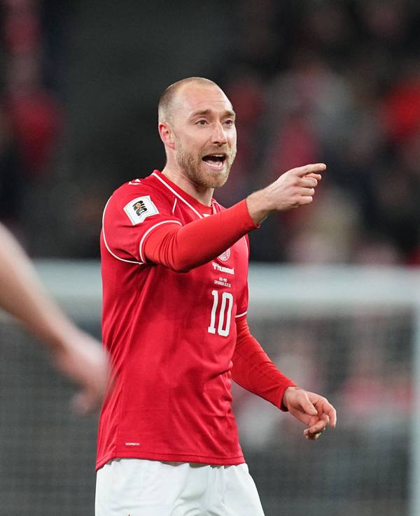 Christian Eriksen gibt Anweisungen auf dem Platz.