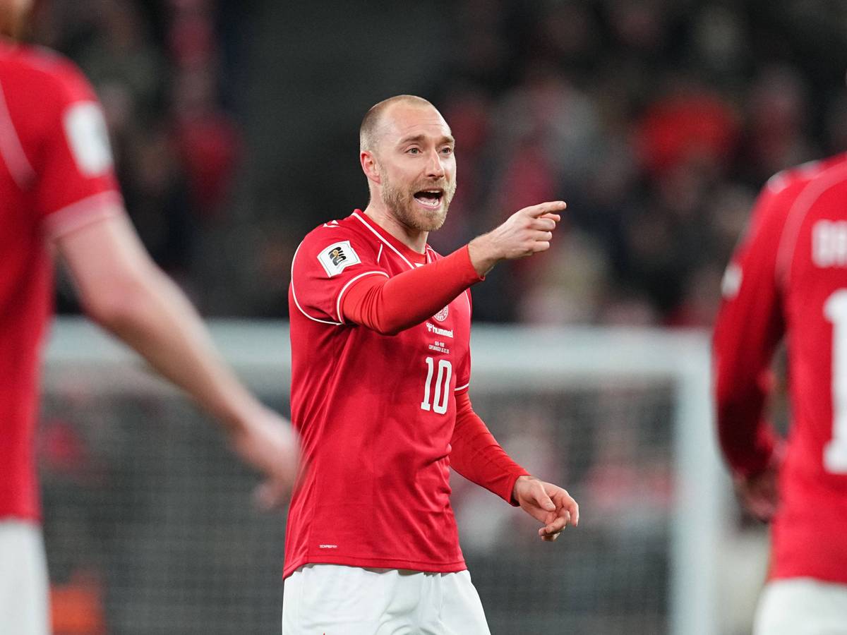 Christian Eriksen gibt Anweisungen auf dem Platz.