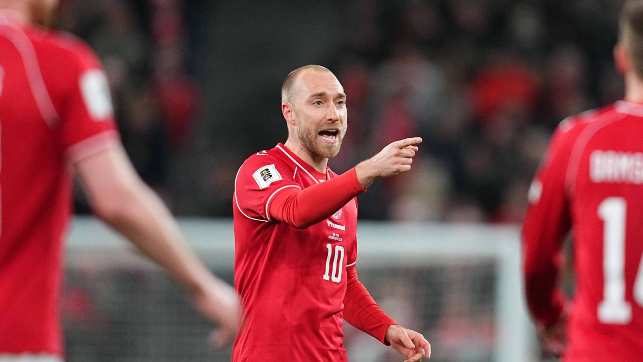 Christian Eriksen gibt Anweisungen auf dem Platz.