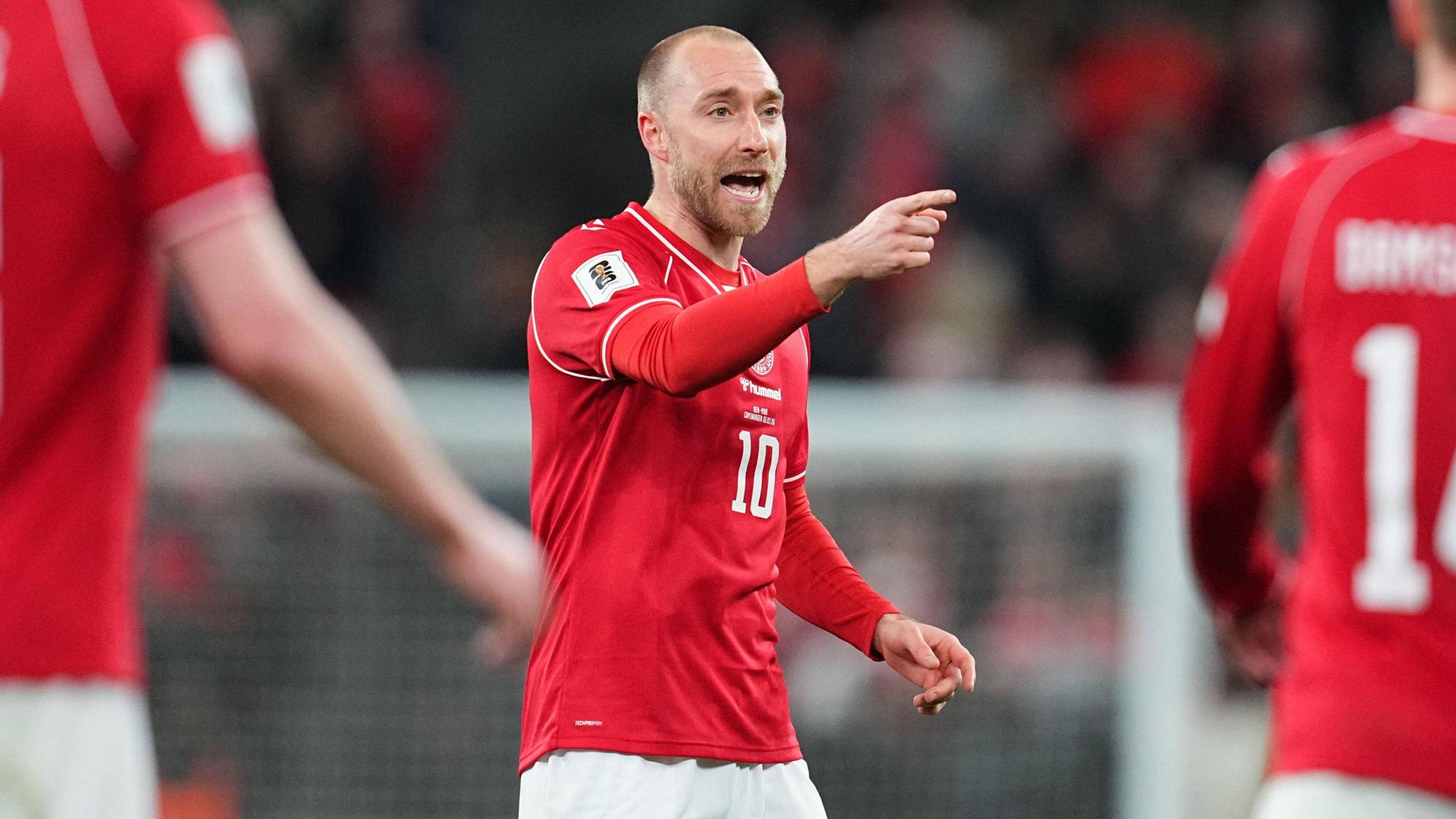 Christian Eriksen gibt Anweisungen auf dem Platz.