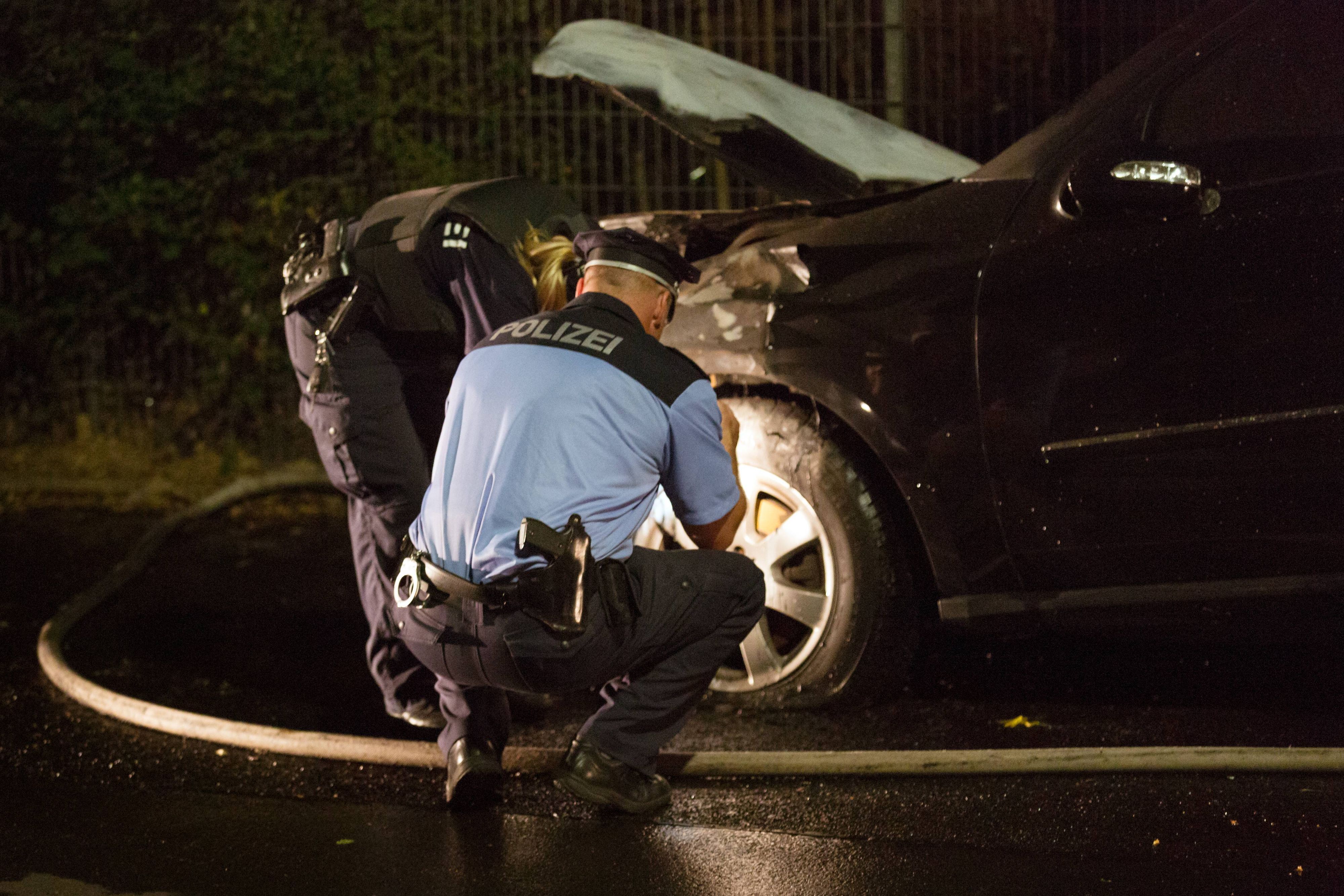 Unbekannte haben sechs Fahrzeuge in Köln angezündet. Das Symbolfoto zeigt einen ähnlichen Fall von Brandstiftung in Berlin.
